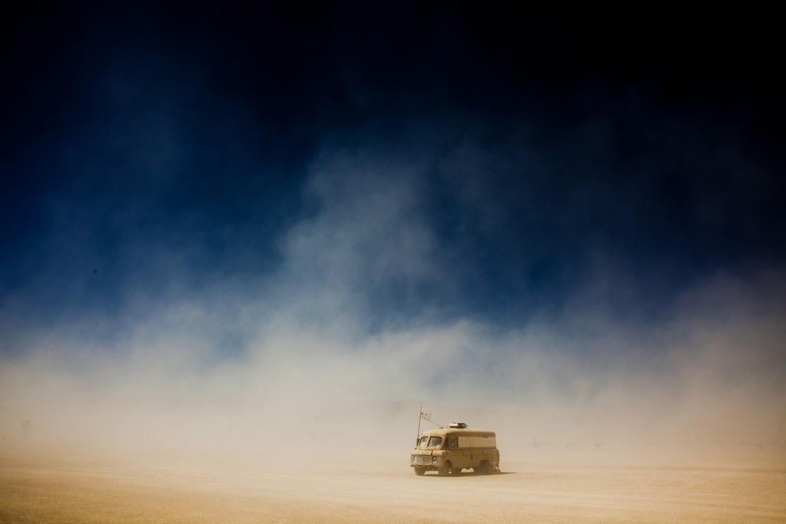 Tao Ruspoli Landscape Photograph – Mad Max (Burning Man), 21. Jahrhundert, Landschaftsfotografie, Zeitgenössisch, Farbe