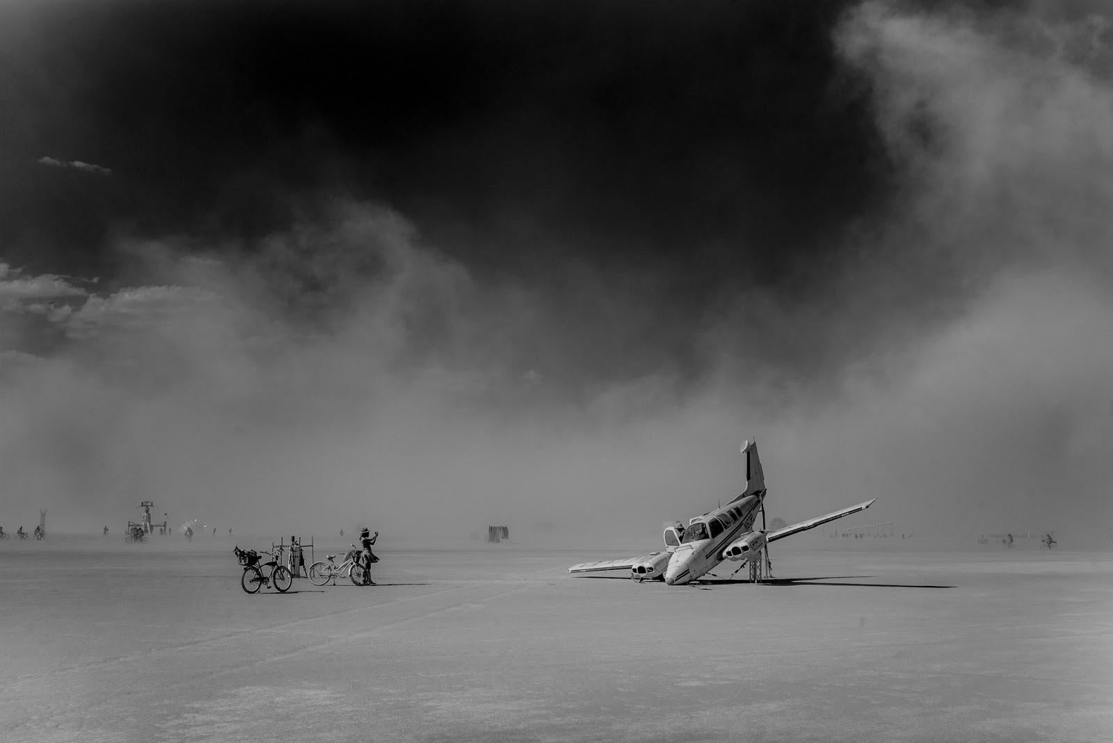 Tao Ruspoli Landscape Photograph – Plane Crash at Black Rock, 21. Jahrhundert, Landschaftsfotografie, Zeitgenössisch