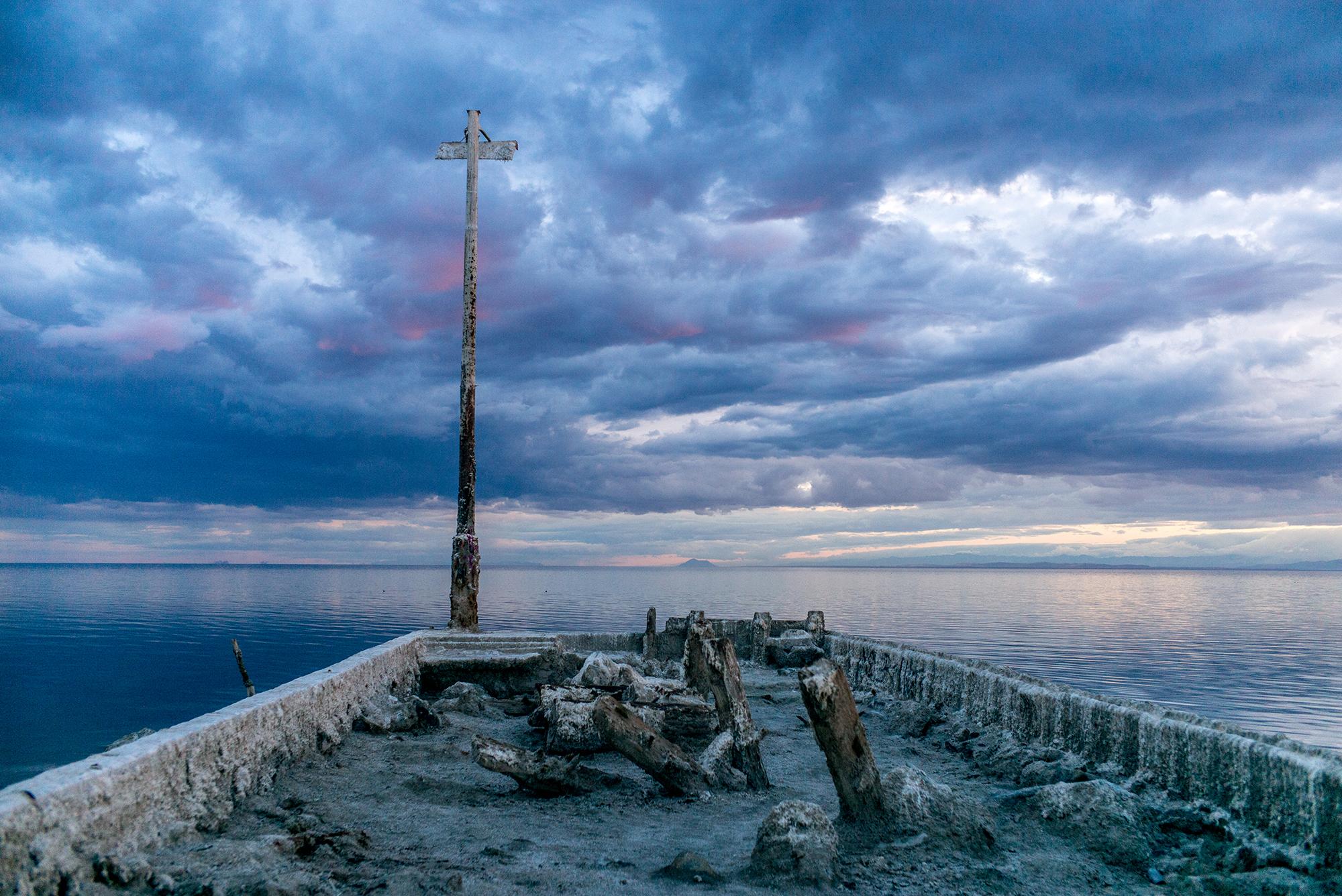 Landscape Photograph Tao Ruspoli - Mer de Salton  21e siècle, Photographie de paysage, contemporaine, couleur