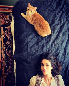 Stefan le chat et Susanna l'homme, 21e siècle, photographie figurative,