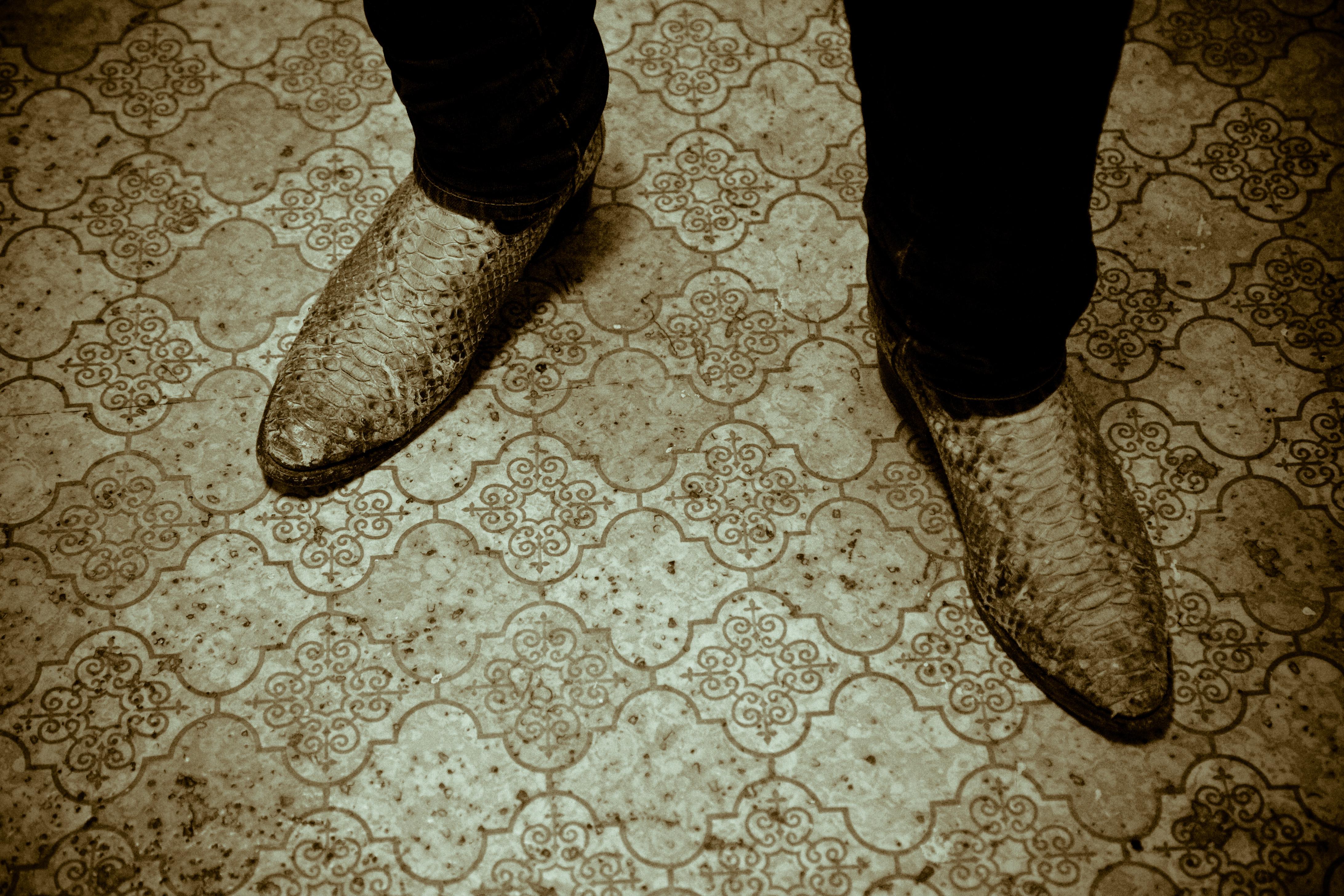 Tao Ruspoli Still-Life Photograph – Diese Stiefel werden zur Verschmelzung hergestellt