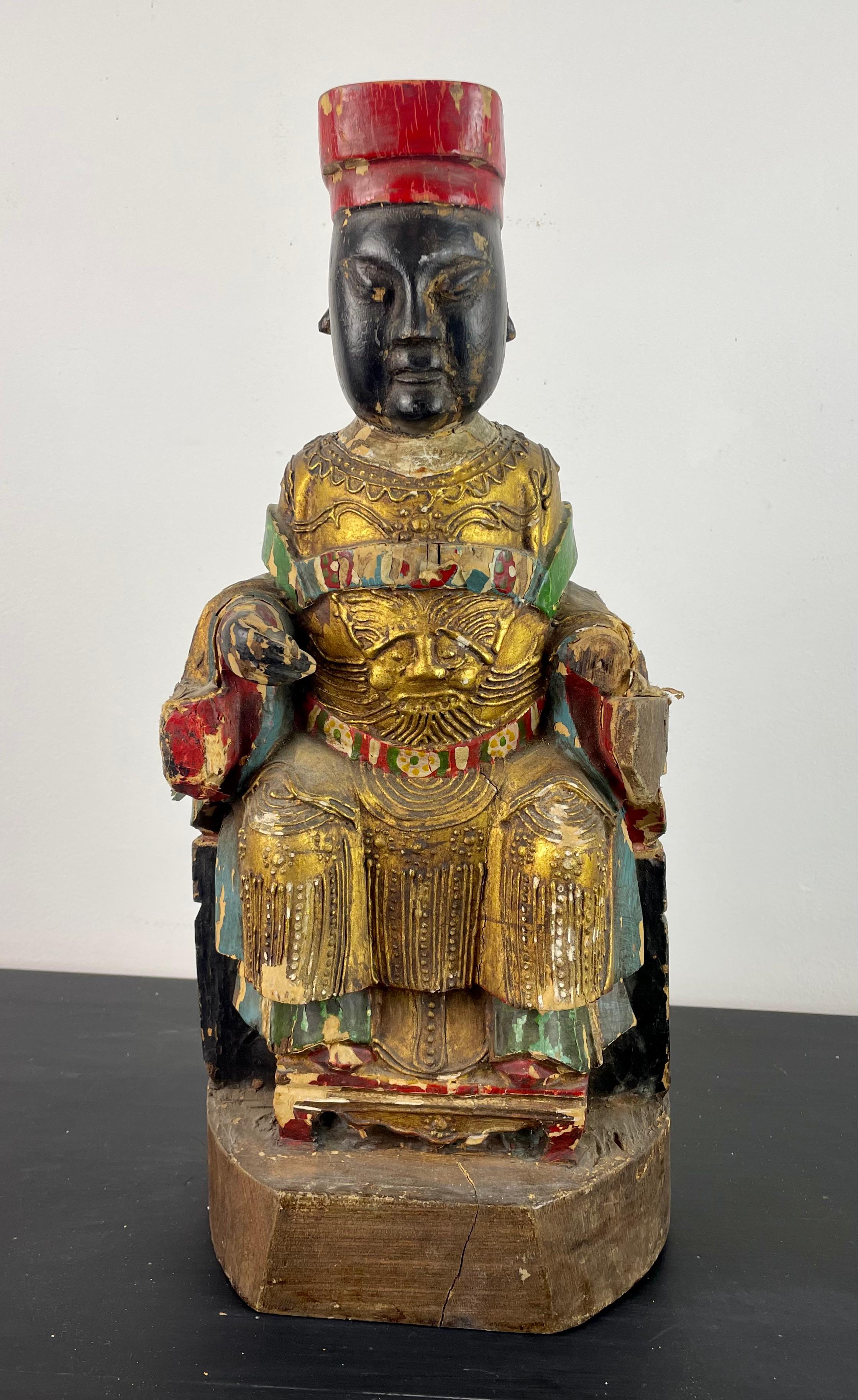 Hervorragende alte taoistische Statue aus polychromem und goldlackiertem Holz, die einen auf einem Thron sitzenden Würdenträger darstellt, Sessel. Sie ist aus massivem Holz geschnitzt, mit handbemalten Details und geprägten Ornamenten auf der