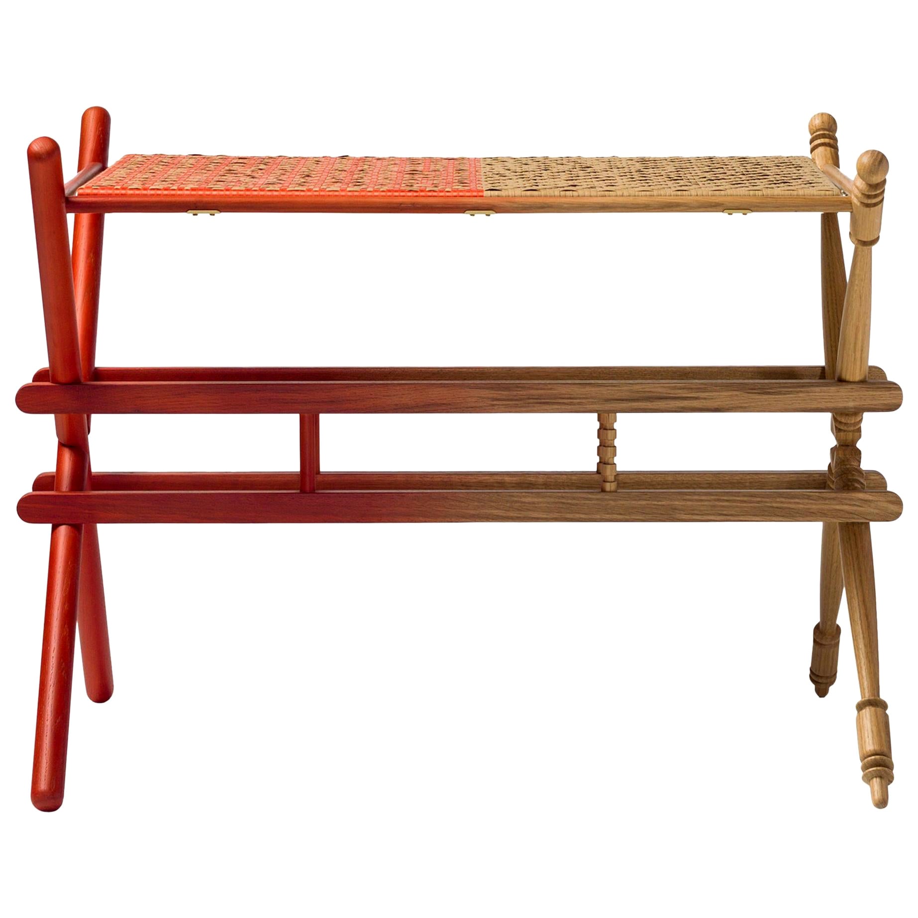 Estructura de roble macizo con acabado rojo degradado y bandeja fabricada
con papel craft y cinta textil roja.

Edición limitada de ocho unidades y dos pruebas de artista y dos prototipos.

Medidas: 88 x 63 x 62 H cm.

Disponible ahora, esta
