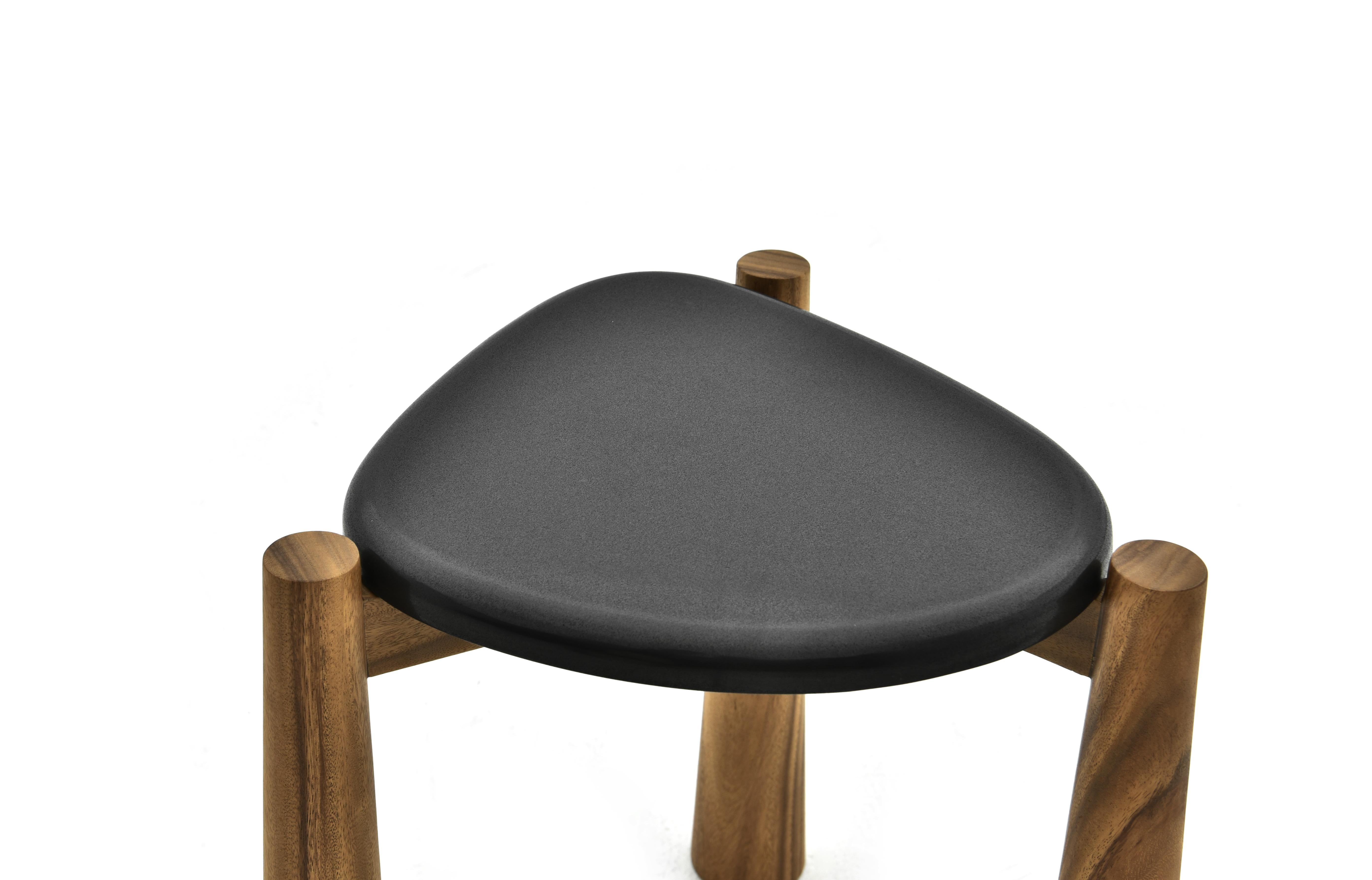 Table d'appoint Taonga Stone par DAaZ Neuf - En vente à Geneve, CH