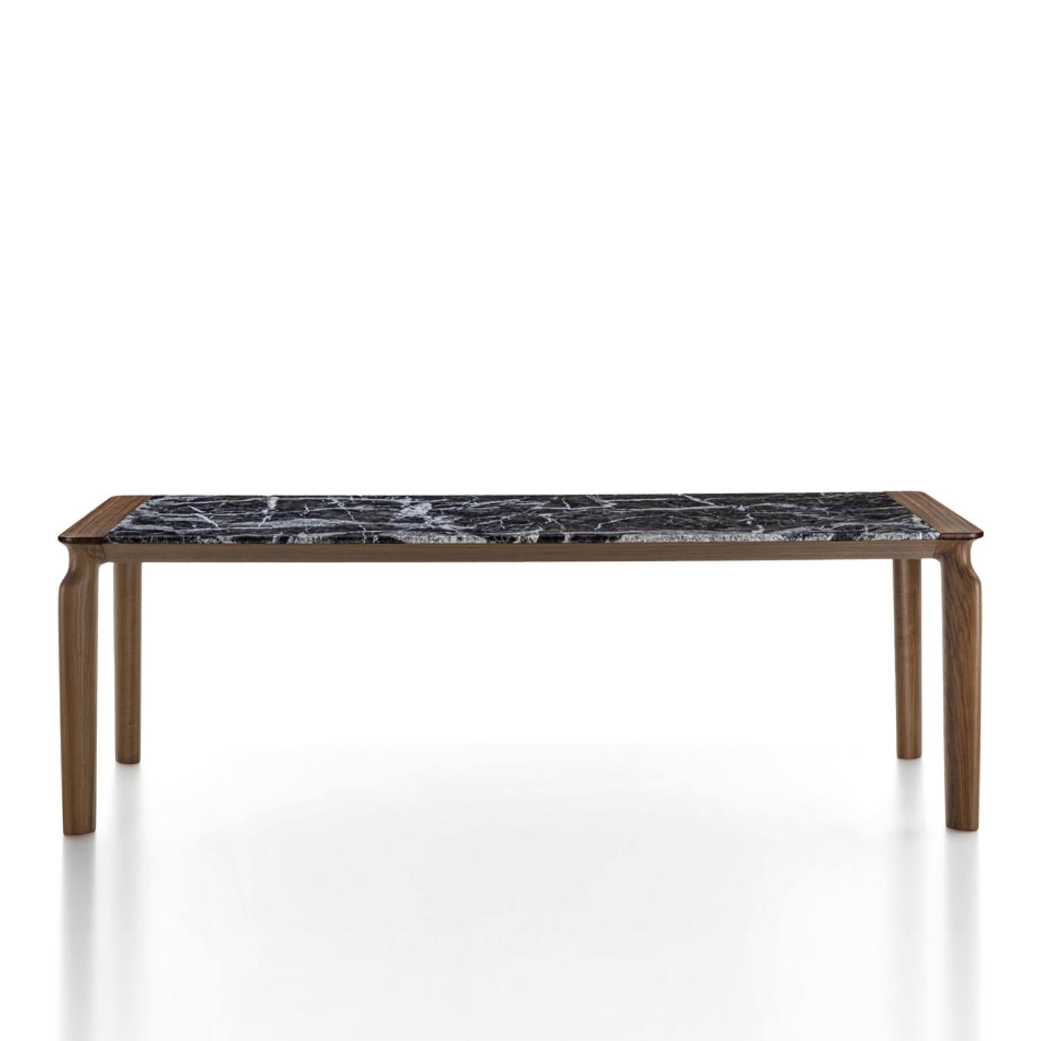 Table de salle à manger Taorma Marbre avec structure en bois de noyer massif
et avec un plateau en marbre gris.
Egalement disponible sur demande en L220xD100xH75cm, prix : 23200,00€.
Également disponible sur demande avec une structure en bois de