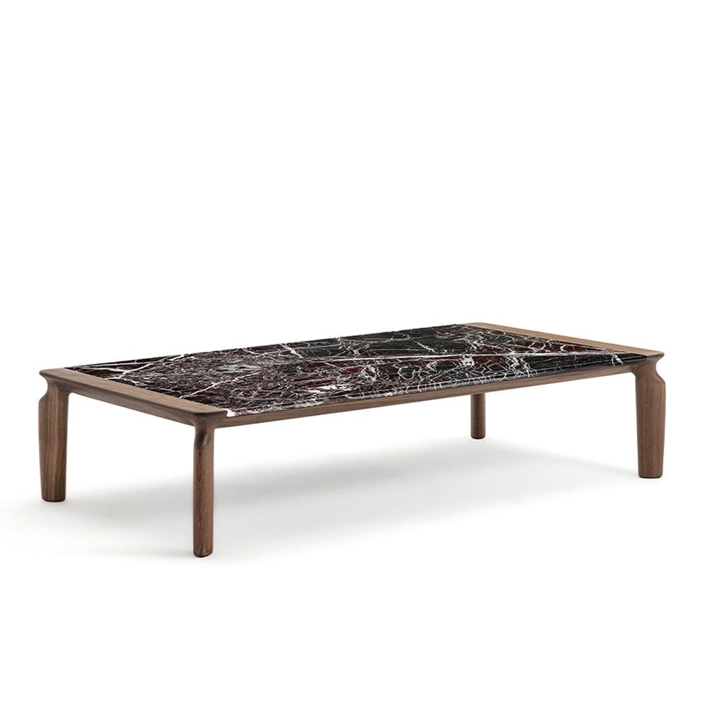 Table basse Taorma Rectangulaire en bois de noyer massif
avec un plateau en marbre poli en finition rouge.
Également disponible sur demande en bois de noyer massif en moka 
finition teintée ou en finition teintée wengé.
Également disponible sur
