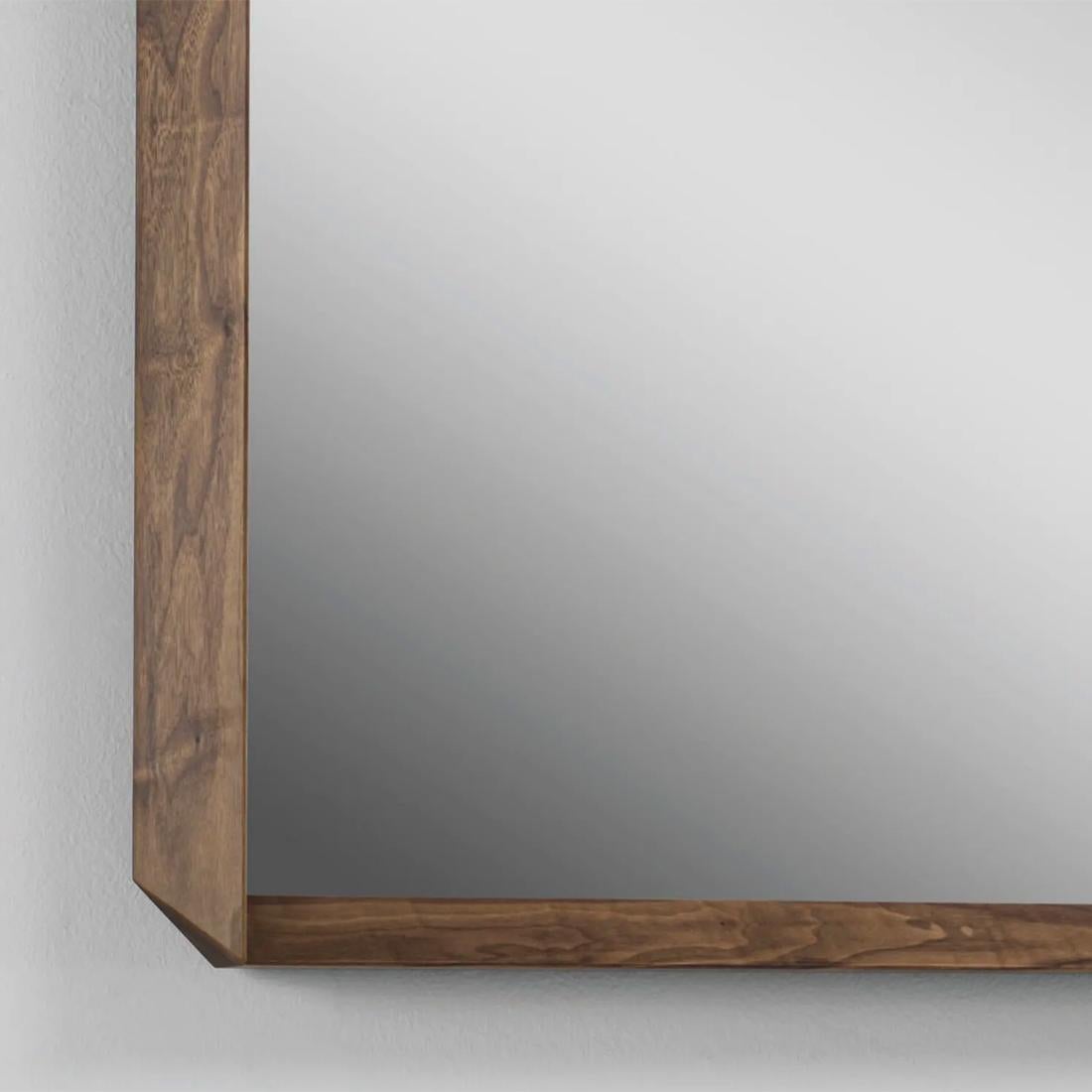 Mirror Rectangular Taorma with frame in solid
walnut and with clear mirror glass. With lacquered
back mirror panel in black matte finish.
Also available on request in walnut in moka stained 
or wenge stained finish.
Also available on request in