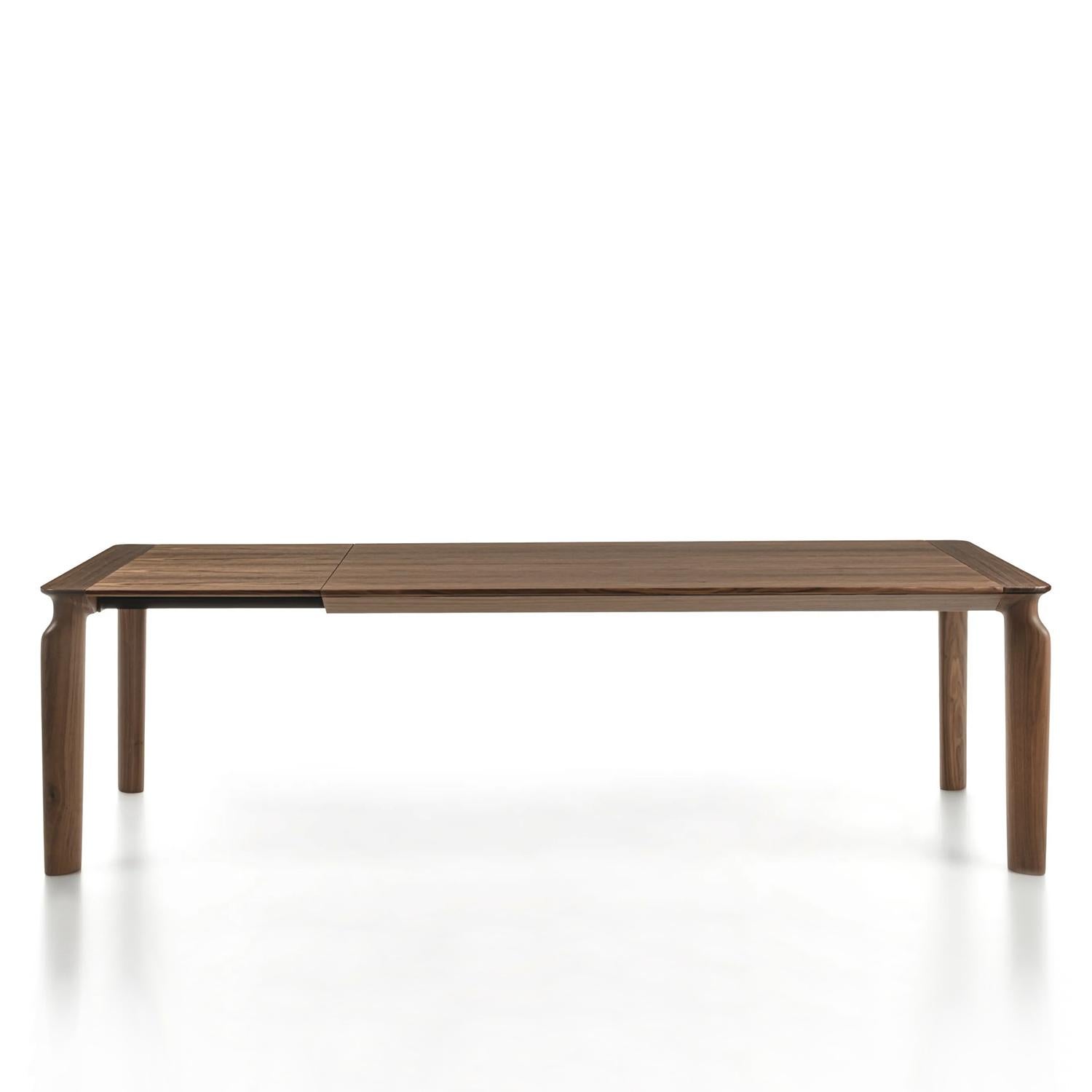 Table de salle à manger en noyer Taorma avec structure en noyer massif, extensible
table à manger de 200cm à 260cm.
Egalement disponible sur demande en finition teintée moka ou teintée wengé.
finition.

