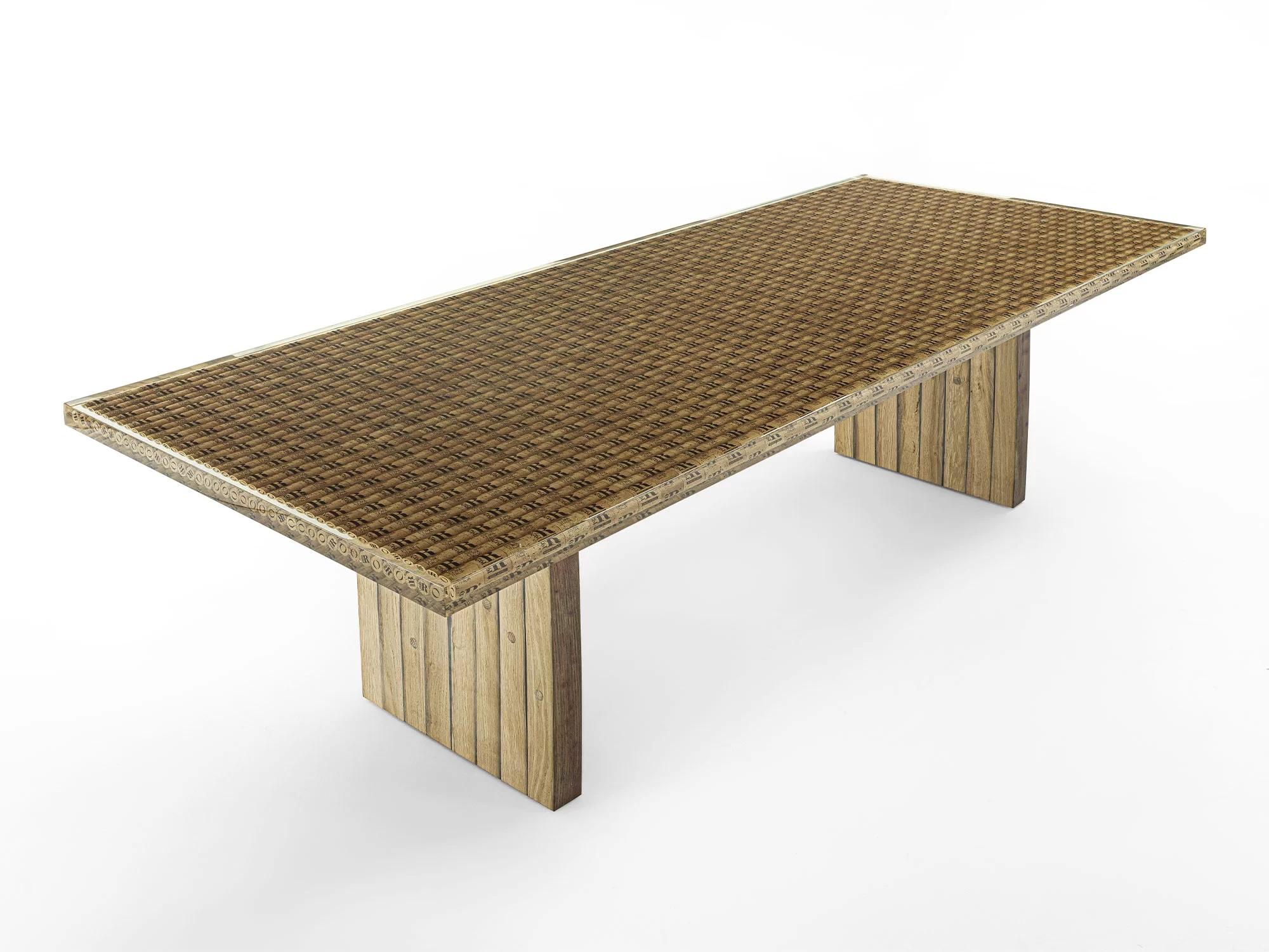 Tisch mit einem Untergestell aus Eichenholz von Barriques und einer Platte aus mit Harz überzogenen Korkflaschenverschlüssen.

Entworfen von Authentic Design und hergestellt in Italien 