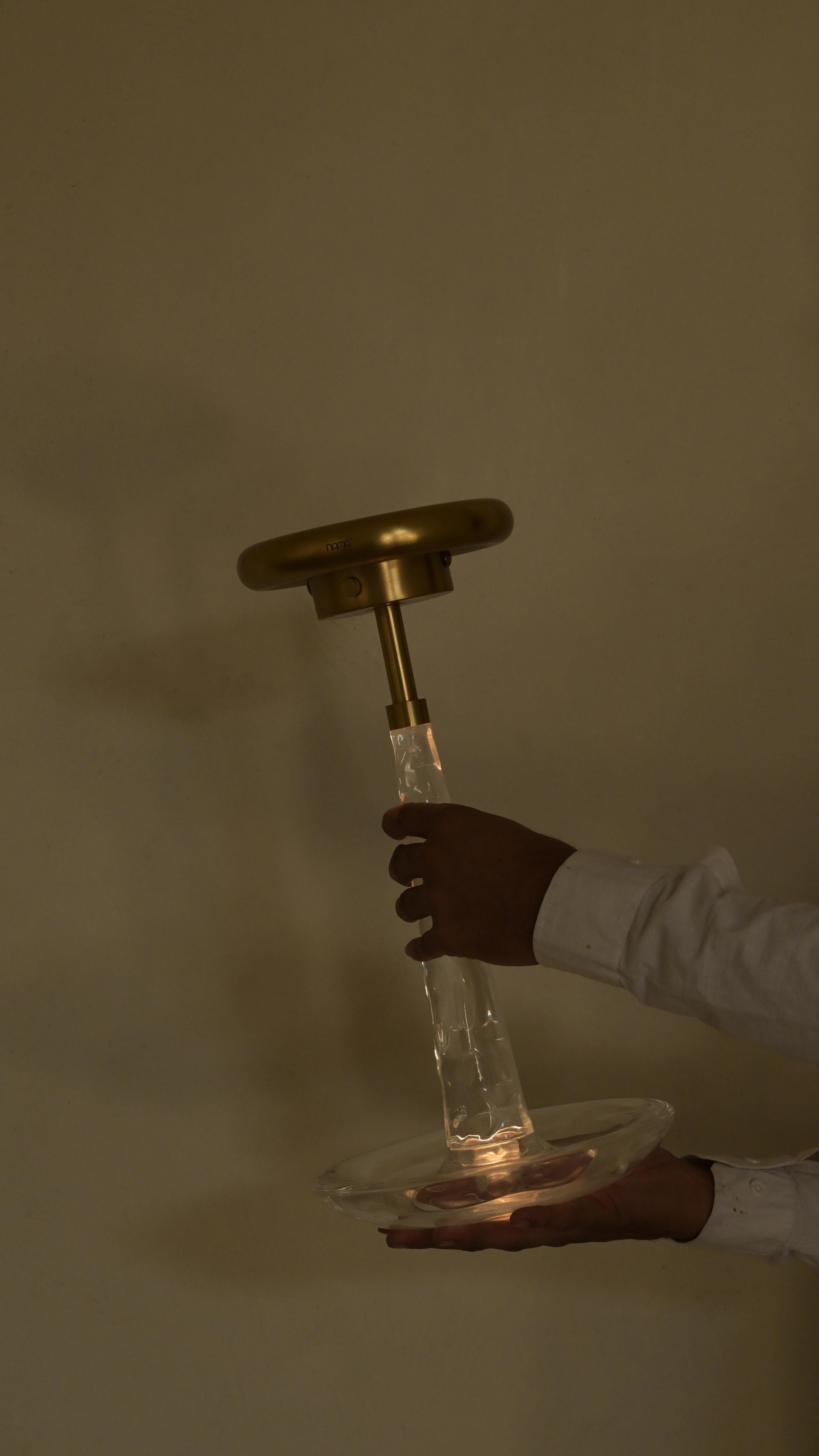 Lampe à poser portable Tap par Studio Namit Khanna en vente 3