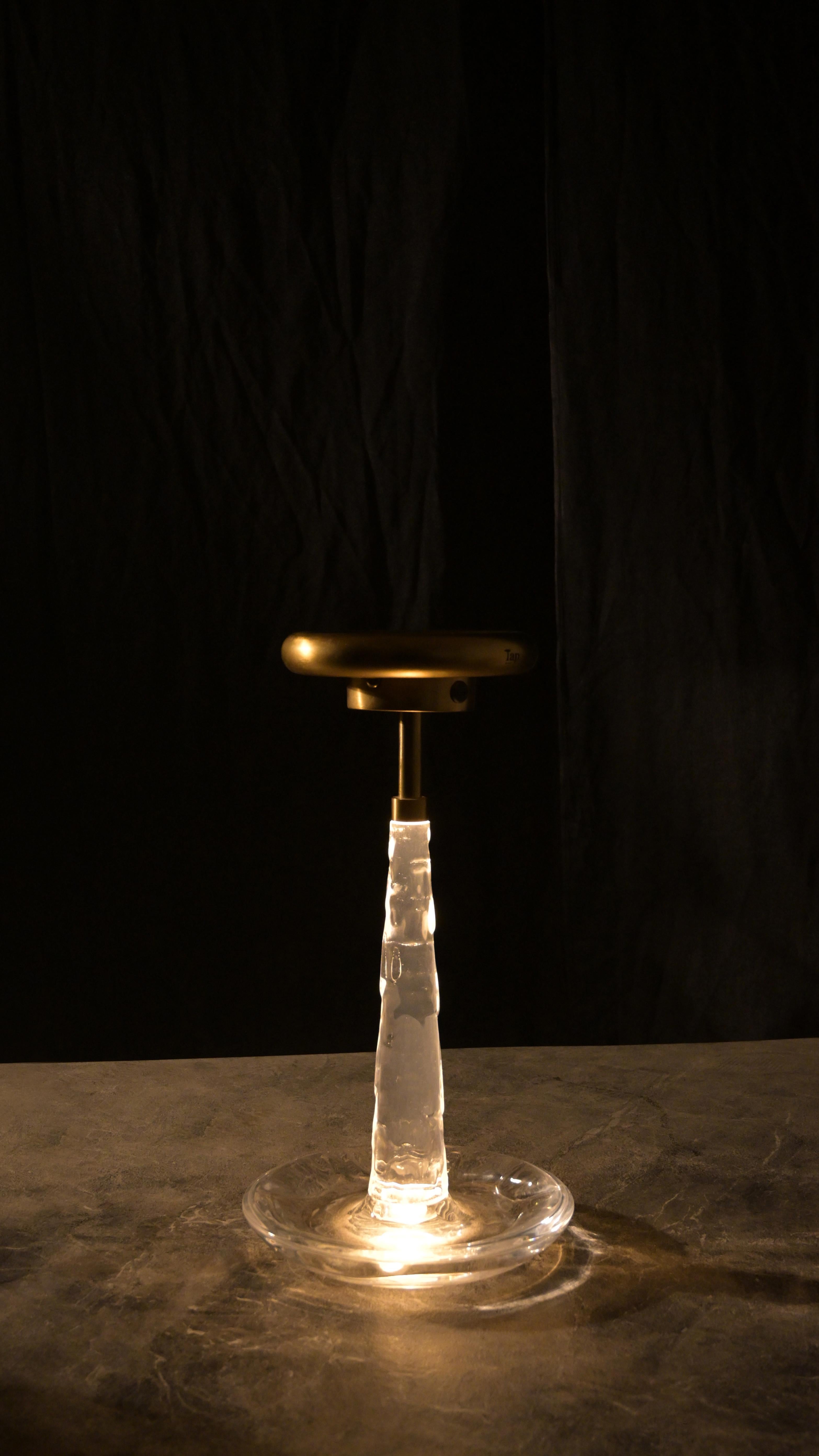 Qui a dit qu'un bon design ne coulait pas de source ? Voici la lampe de table portable Tap, où la lumière se déverse comme un ruisseau gelé, transformant un robinet de tous les jours en une source d'éclairage extraordinaire.

Avec un couvercle en
