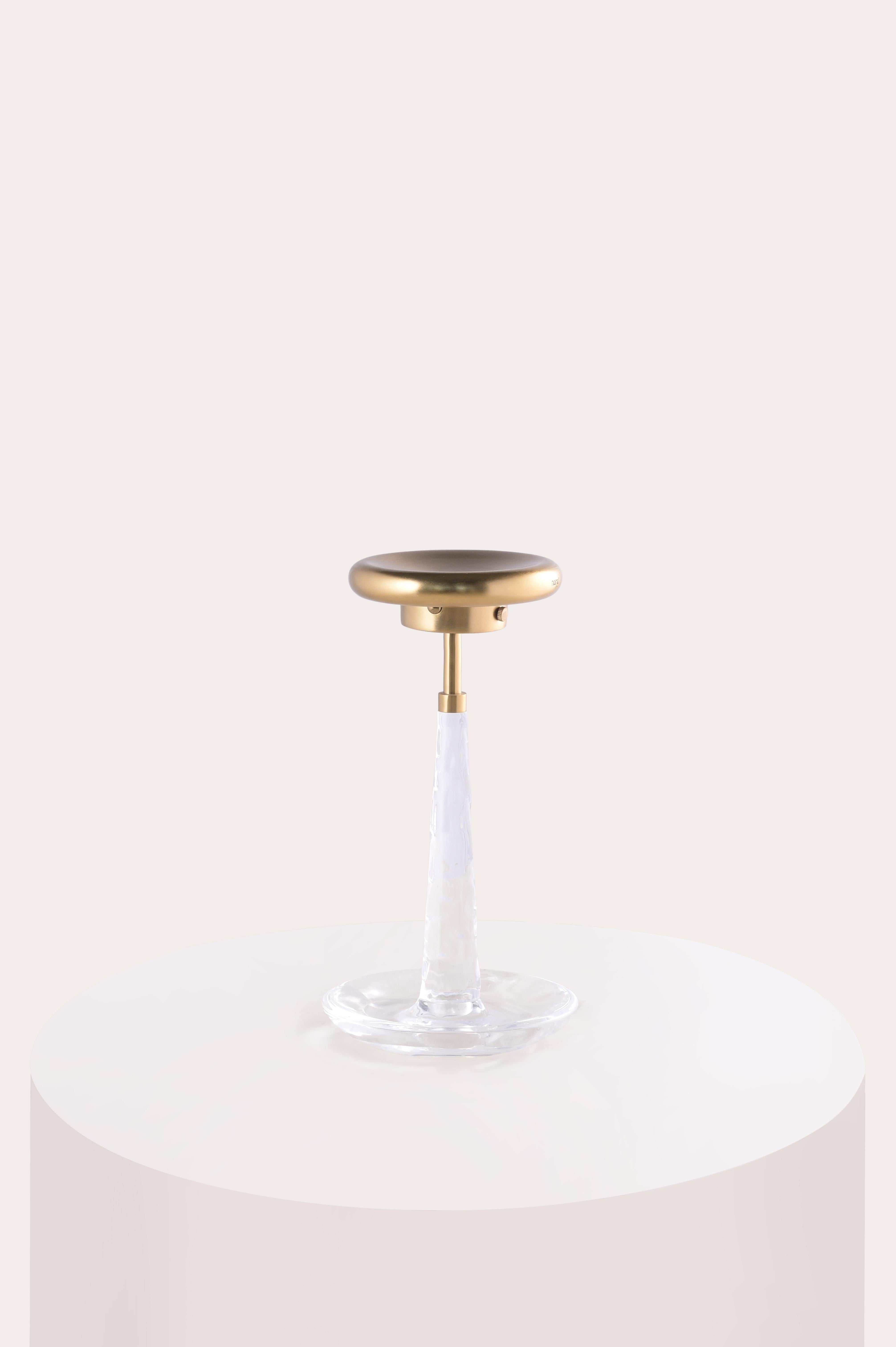 Buriné Lampe à poser portable Tap par Studio Namit Khanna en vente