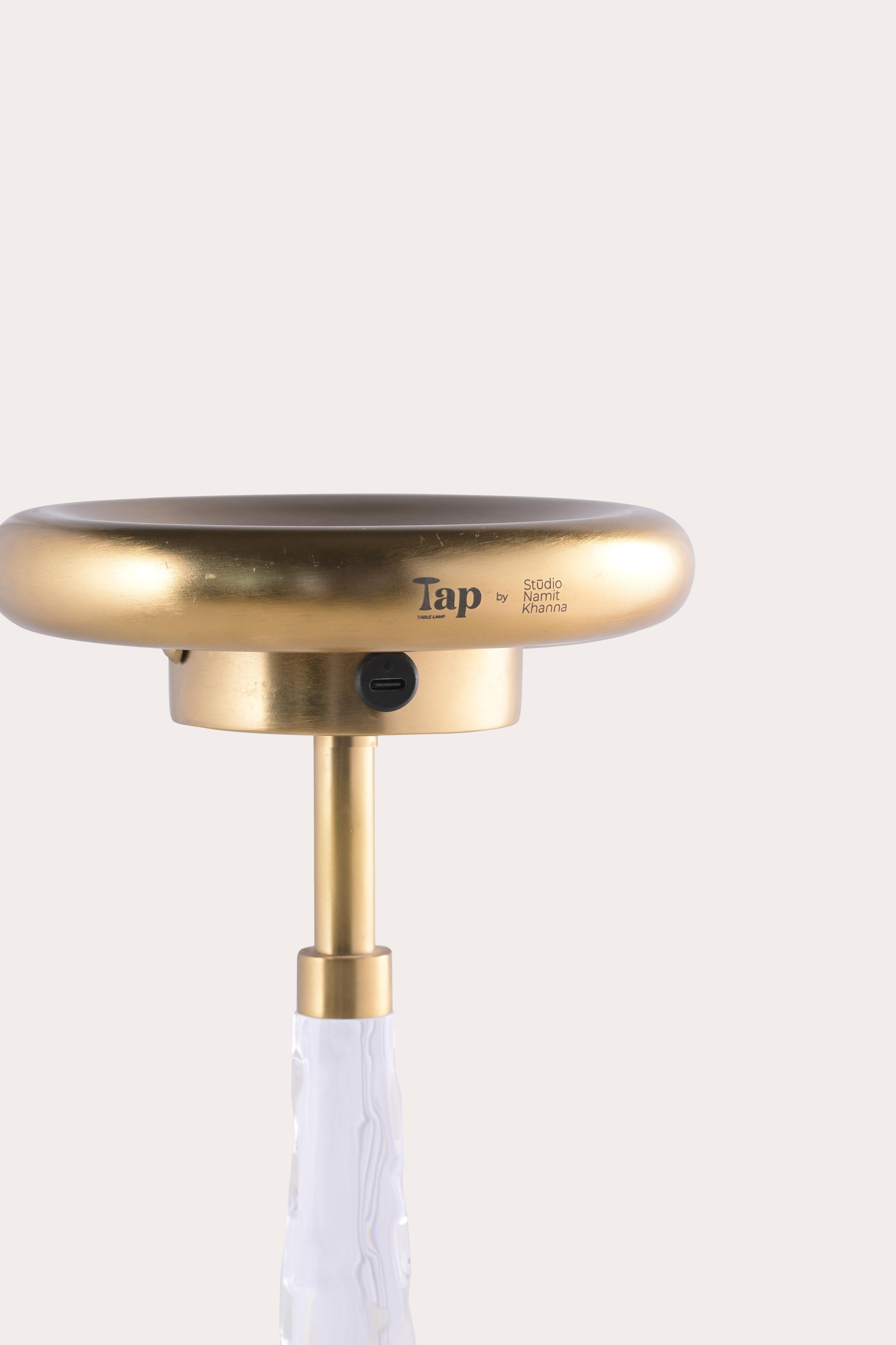 Aluminium Lampe à poser portable Tap par Studio Namit Khanna en vente