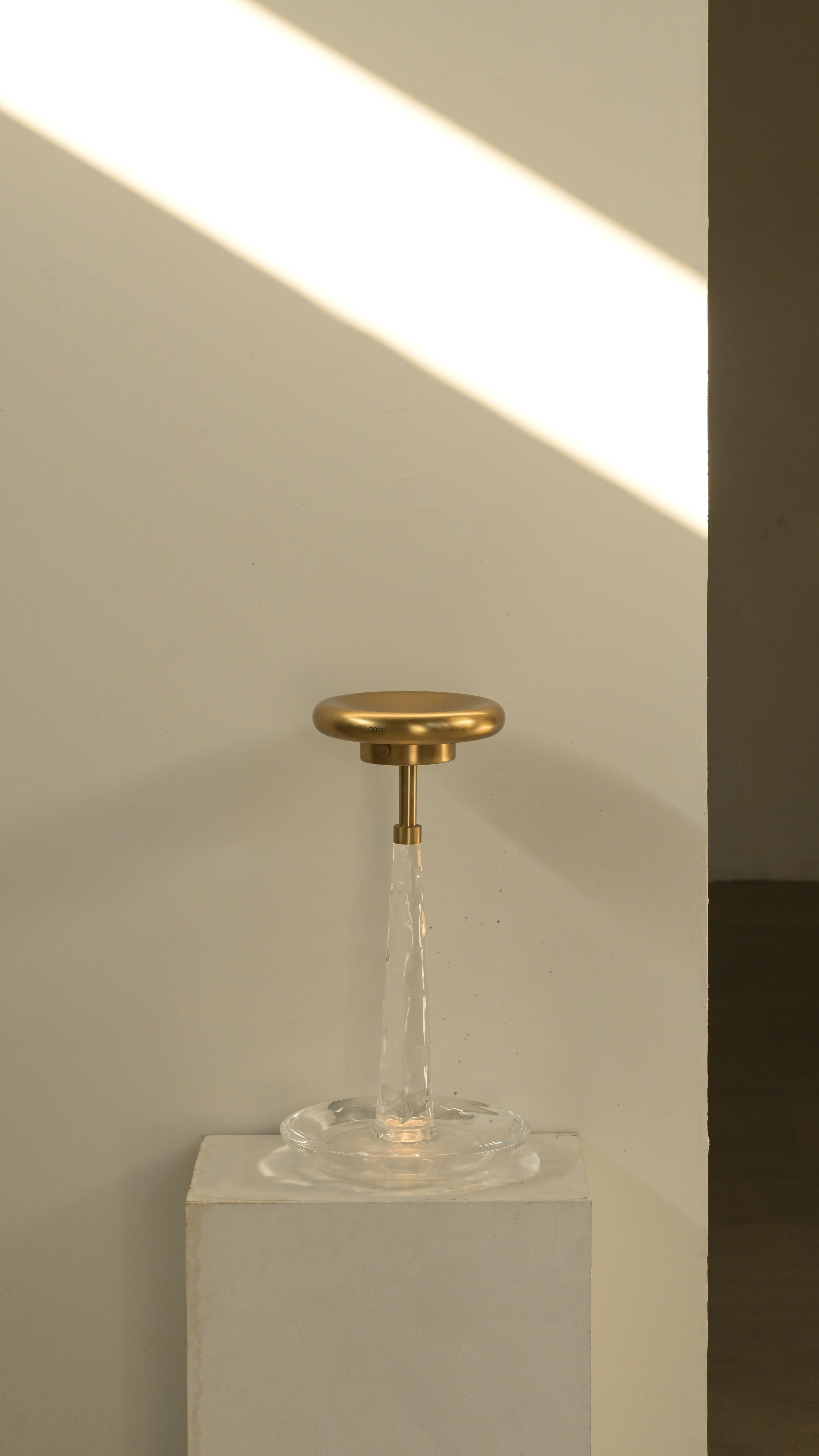 Lampe à poser portable Tap par Studio Namit Khanna en vente 1