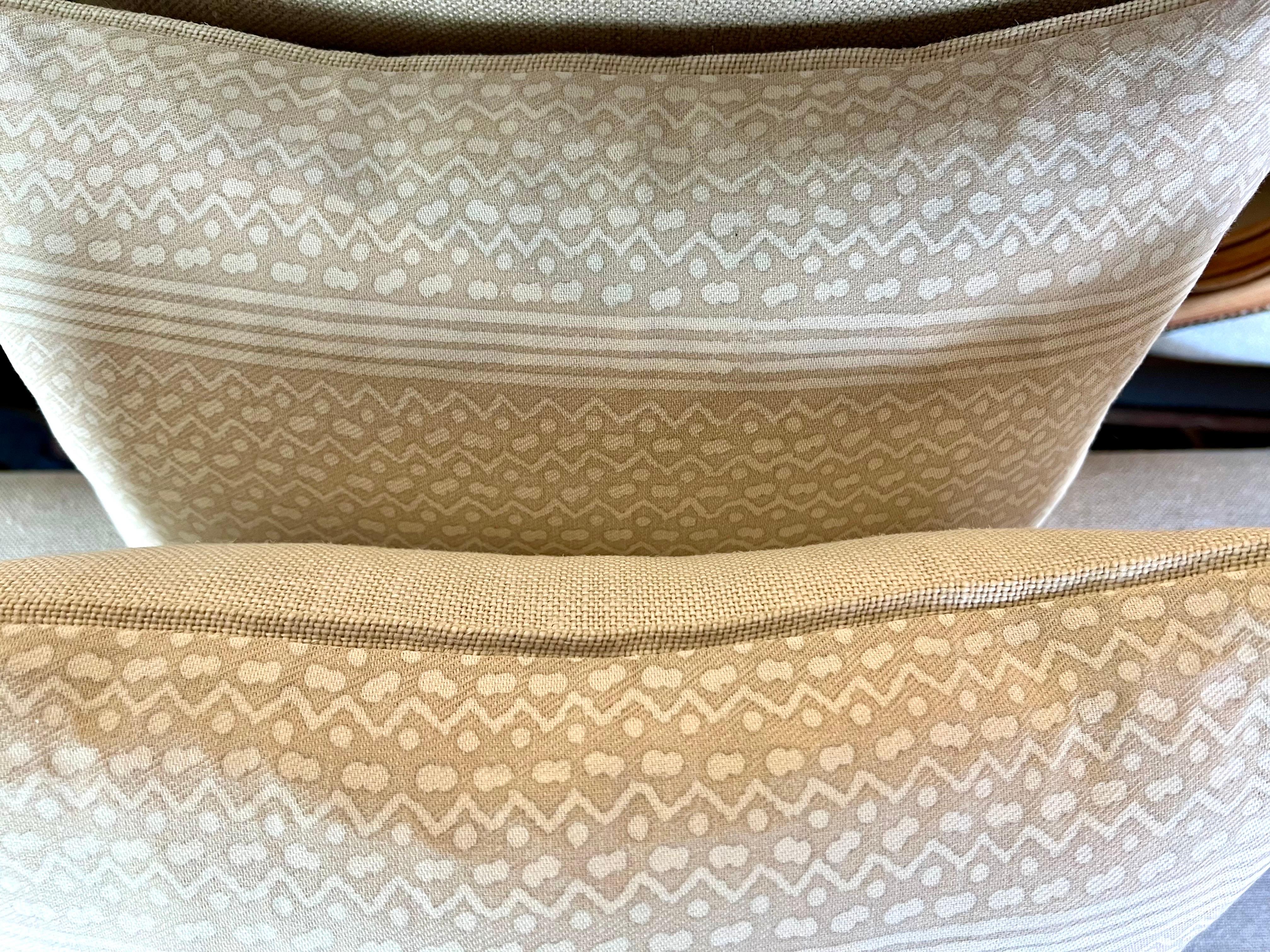 Une paire de luxueux coussins Tapa Stripe Patterned Fortuny, exsudant un air d'élégance intemporelle et de goût raffiné.  Ces oreillers présentent un magnifique design imprimé, caractérisé par le motif distinctif Tapa Stripe, synonyme de la