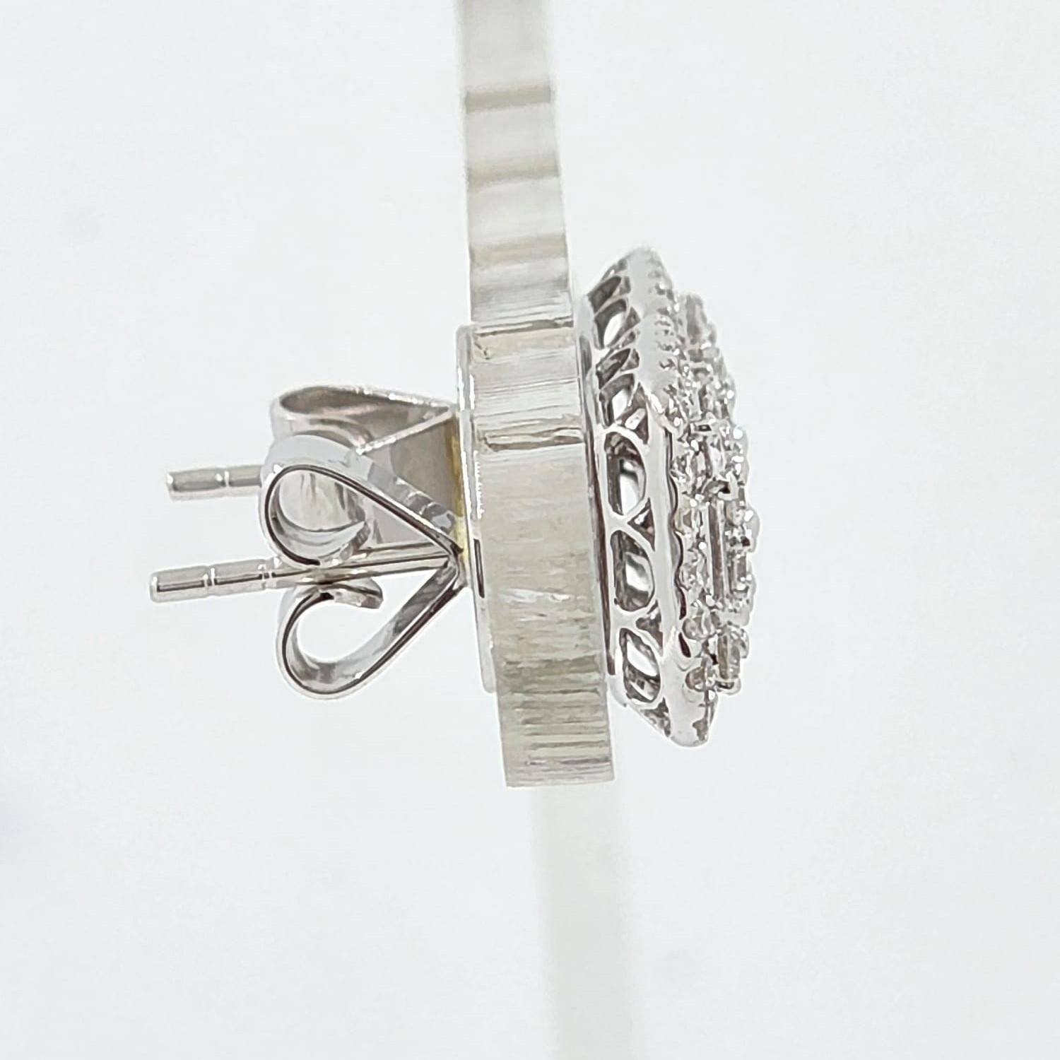 Contemporain Boucle d'oreilles en or blanc 18 carats avec diamant baguette en forme de pointe  en vente