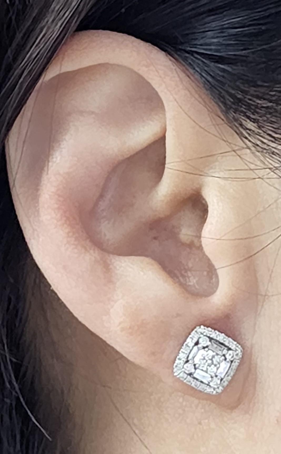Boucle d'oreilles en or blanc 18 carats avec diamant baguette en forme de pointe  Neuf - En vente à Hong Kong, HK