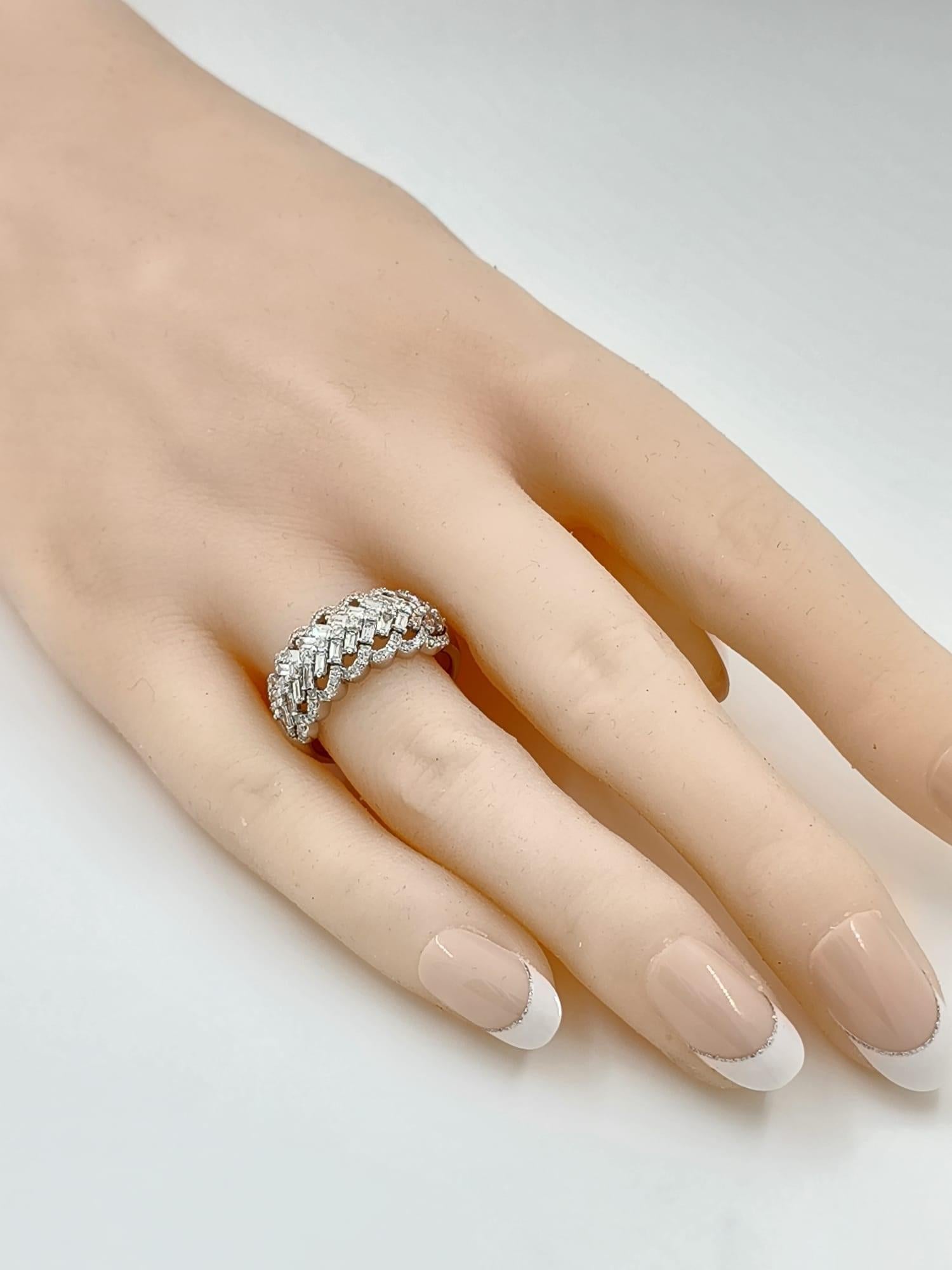 Taper Diamond Band Ring in 18 Karat White Gold In New Condition For Sale In Hong Kong, HK