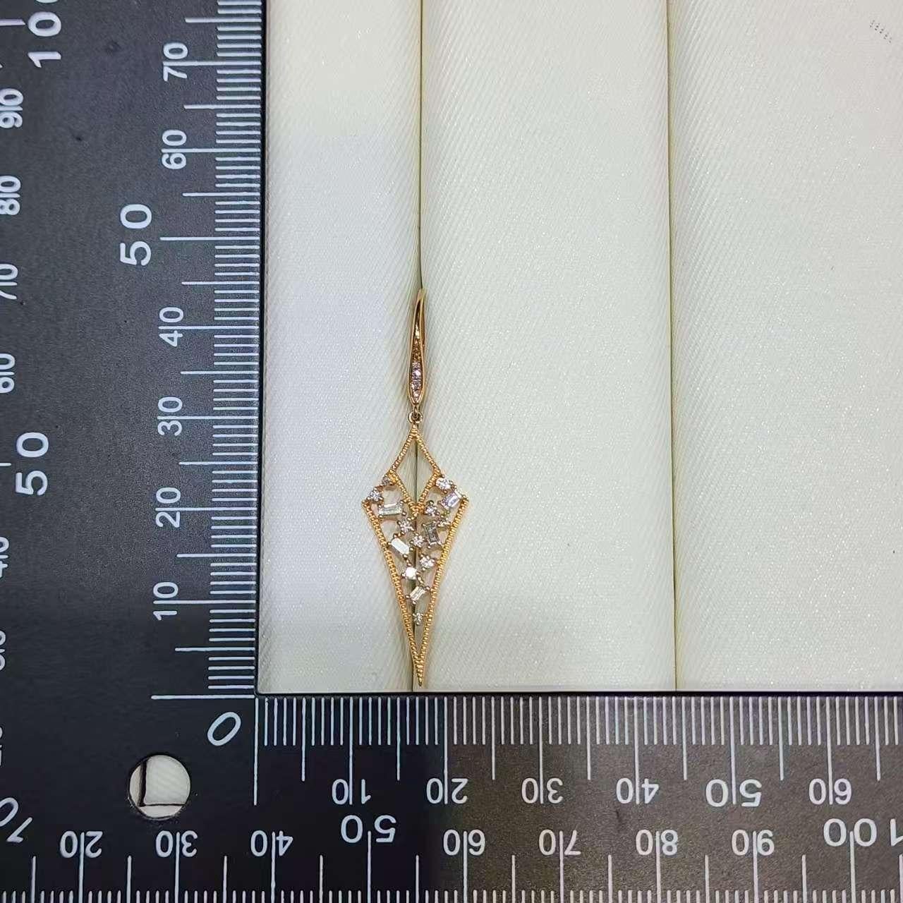 Orecchini pendenti con diamante Taper in oro rosa 18 carati in vendita 4
