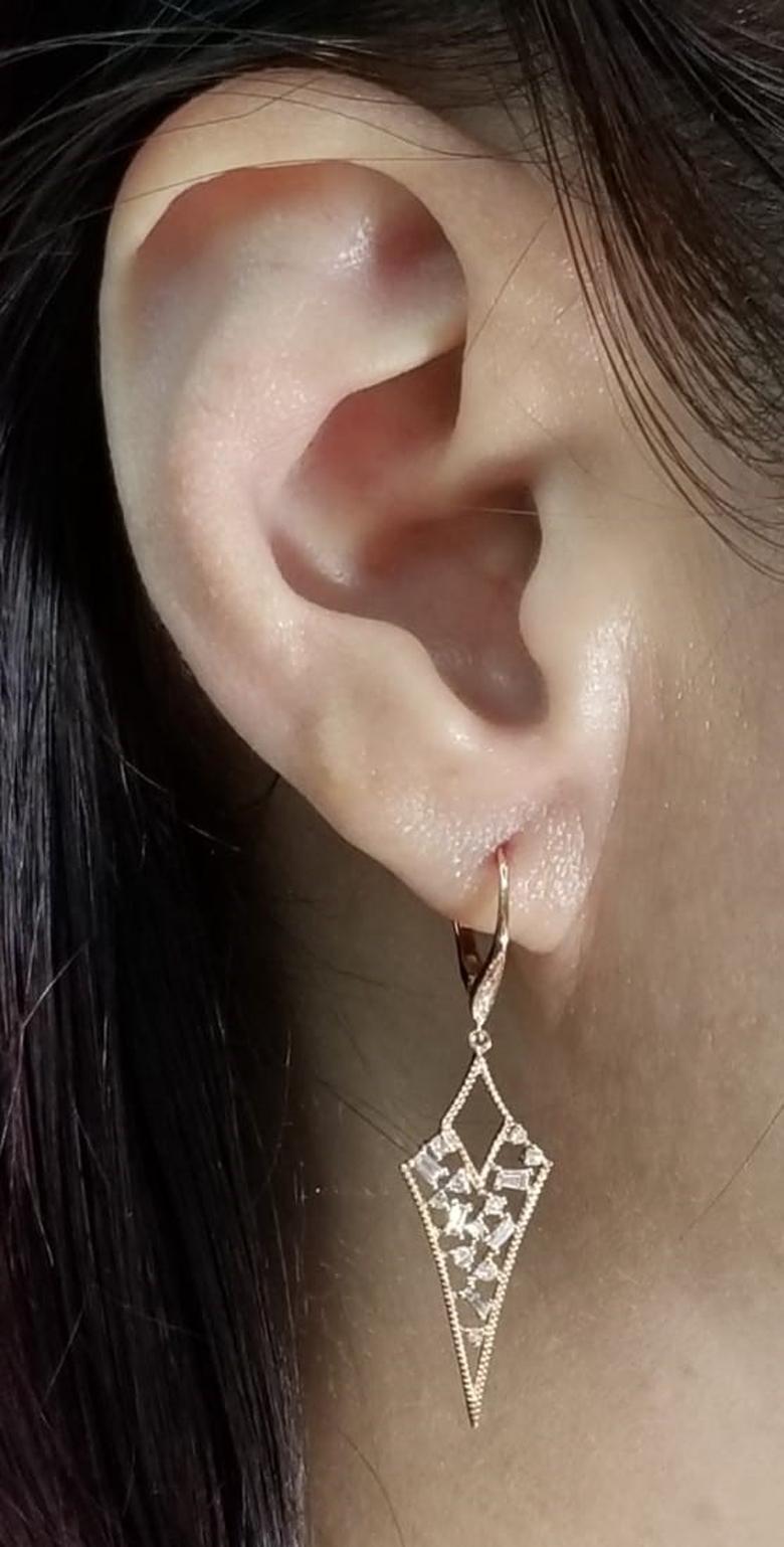 Orecchini pendenti con diamante Taper in oro rosa 18 carati In condizioni Nuovo in vendita a Hong Kong, HK
