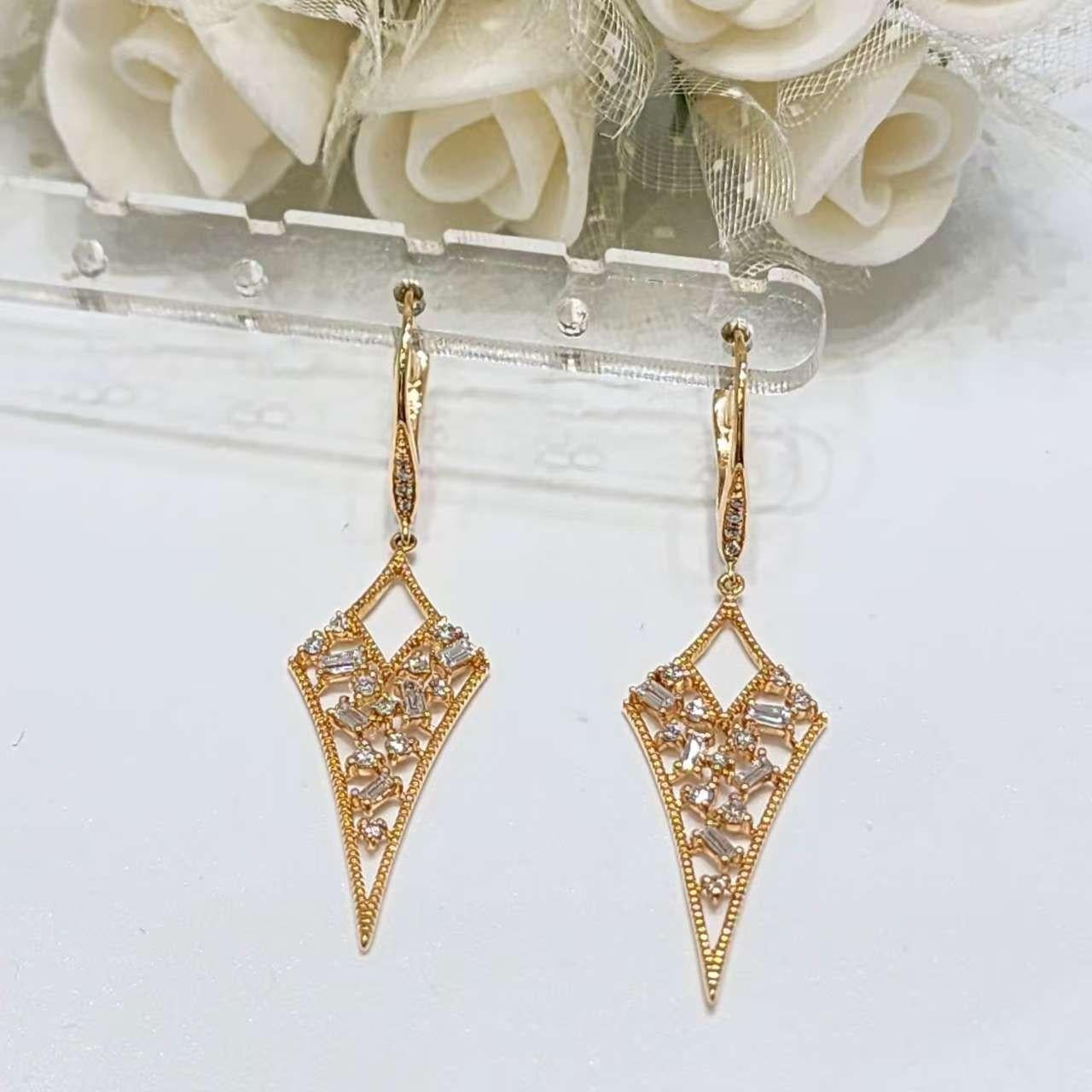 Donna Orecchini pendenti con diamante Taper in oro rosa 18 carati in vendita