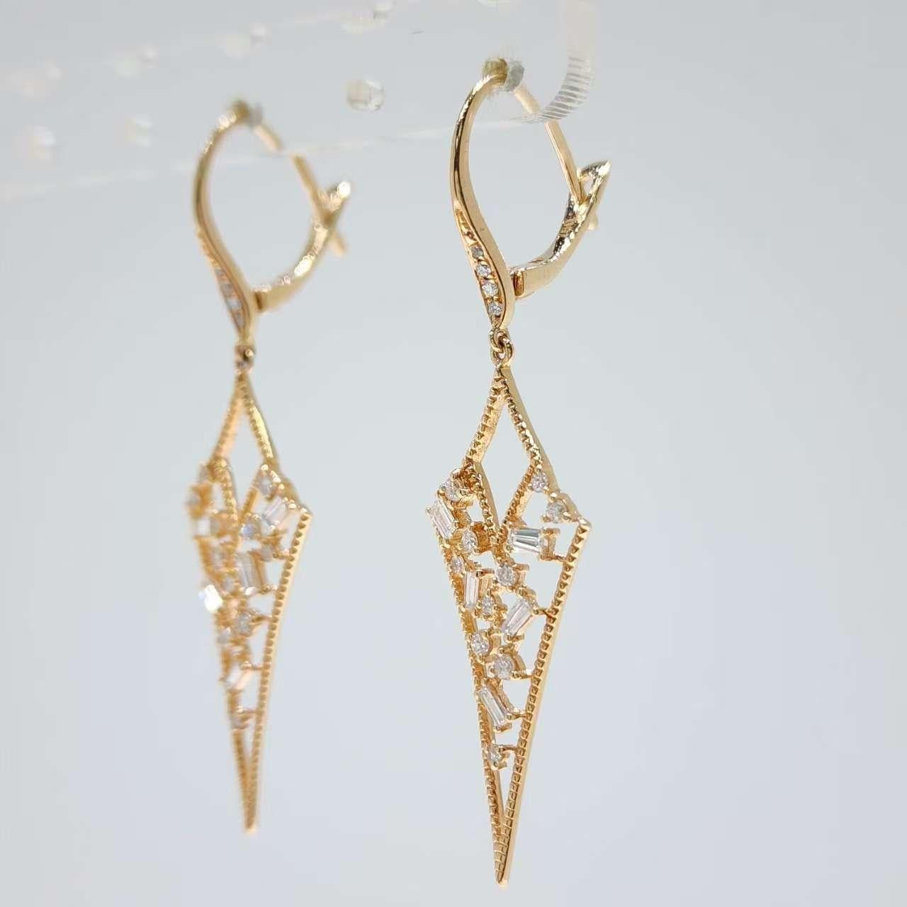 Orecchini pendenti con diamante Taper in oro rosa 18 carati in vendita 2