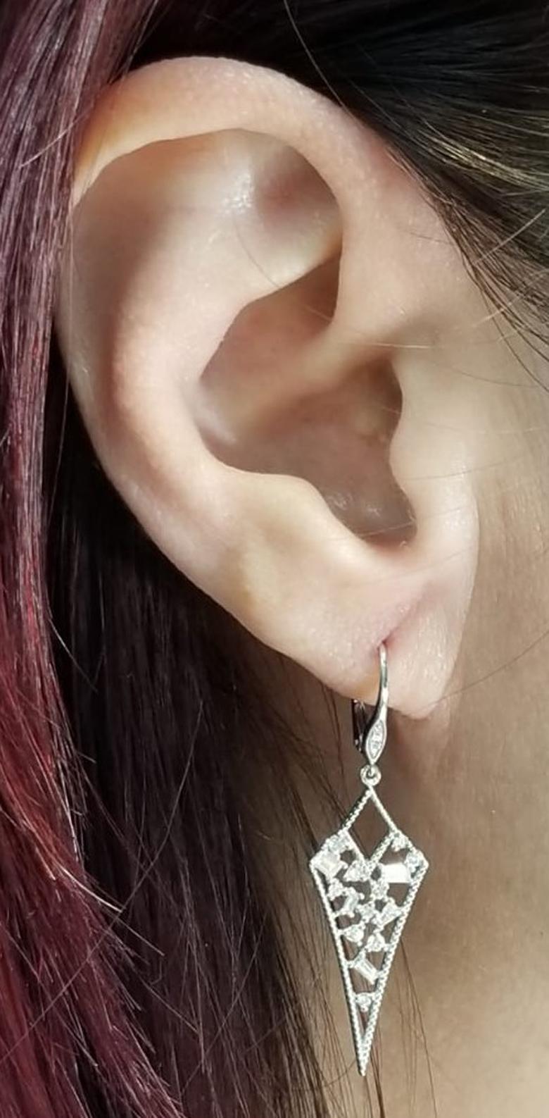 Ohrgehänge aus 18 Karat Weißgold mit Diamanten in Tropfenform (Moderne) im Angebot