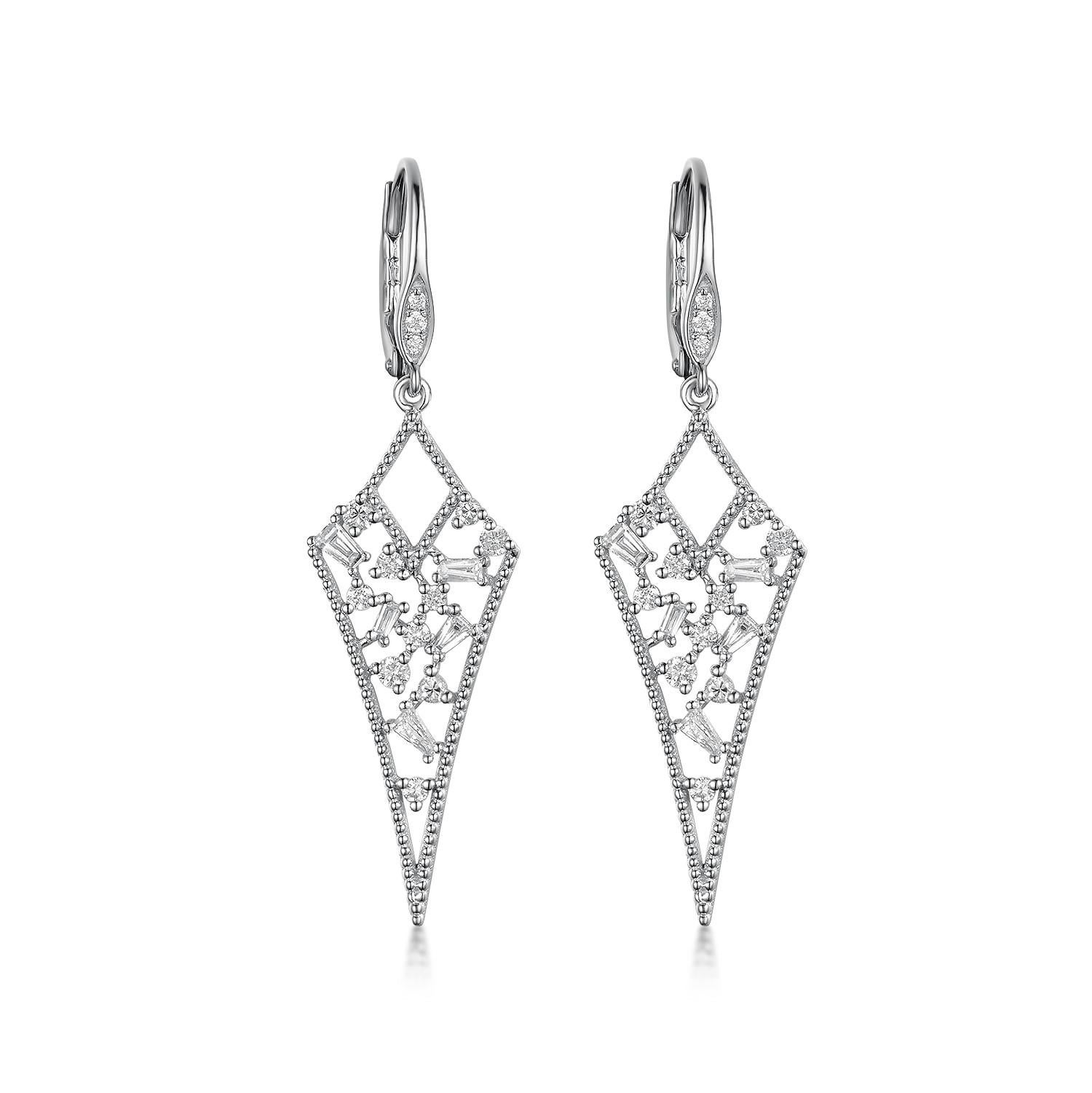 Ohrgehänge aus 18 Karat Weißgold mit Diamanten in Tropfenform (Baguette-Treppenschliff) im Angebot