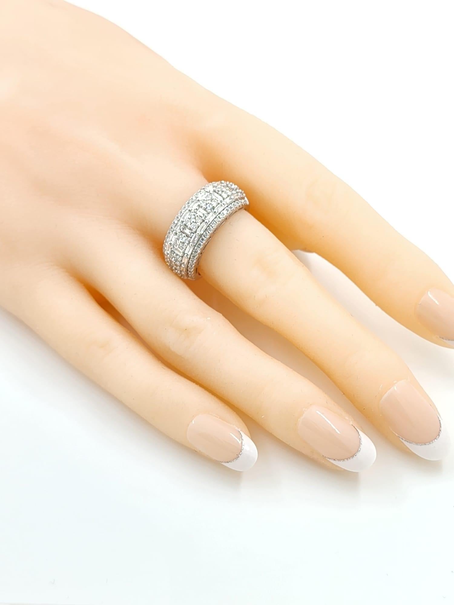 Bague à anneau en or blanc 18 carats avec diamants ronds Neuf - En vente à Hong Kong, HK