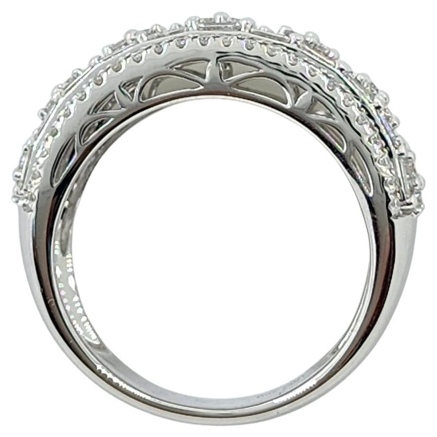 Taille navette Bague à anneau en or blanc 18 carats avec diamants ronds en vente