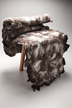 Poltroncina "Tapera" in lana e legno di Inês Schertel, Brasile, 2019