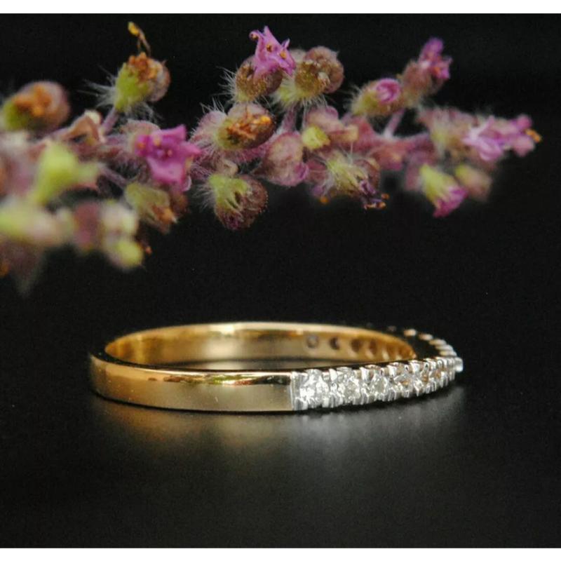 Taille ronde Alliance effilée en or 14 carats avec nœud papillon Dainty Minimalist en vente