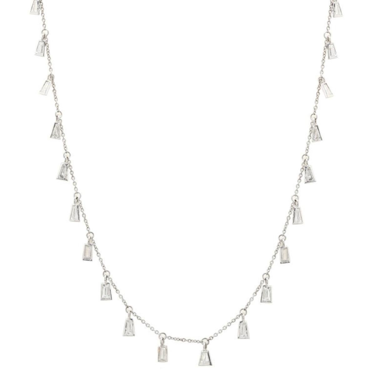 Collana con frangia di diamanti a baguette affusolata da 1,89 carati in oro bianco massiccio 18 carati in vendita 1