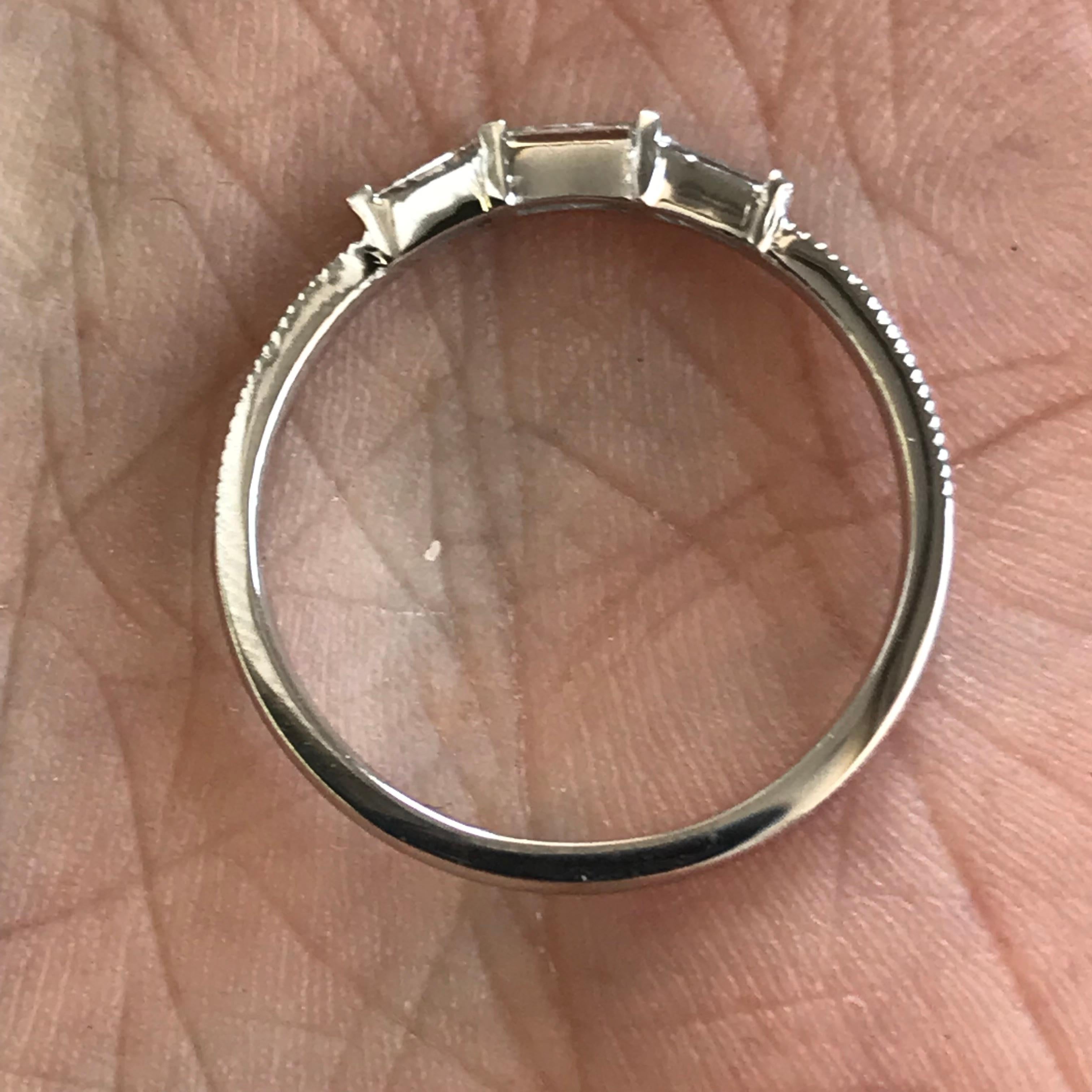 Kegelförmiges Baguette-Diamant-Eherrenband 0,25 Karat TW, 14 Karat W, Ben-Dannie (Rundschliff) im Angebot