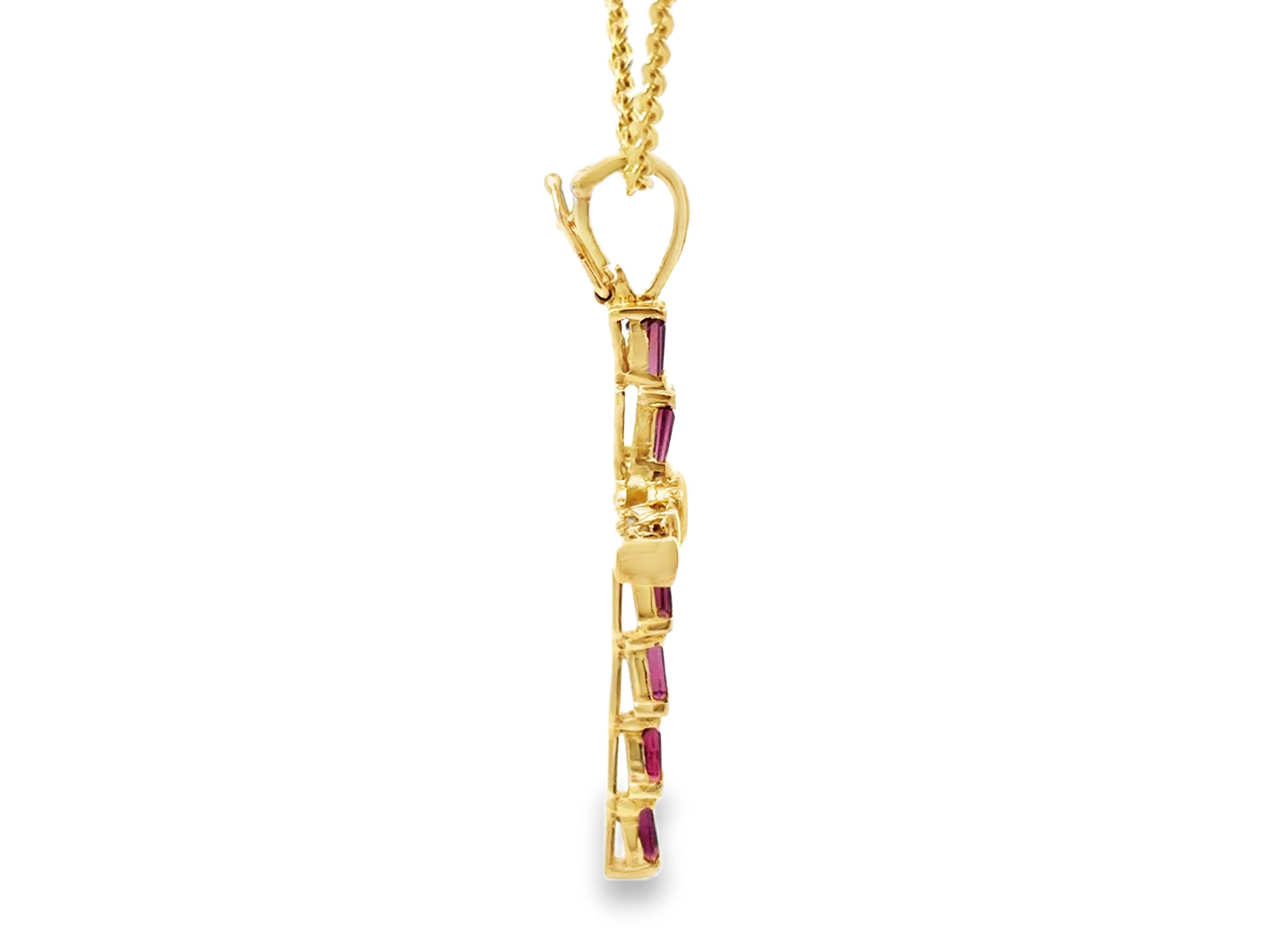 Collar Cruzado de Rubí Baguette Cónico y Diamante Central Oro Amarillo 14k en Excelente estado para la venta en Honolulu, HI