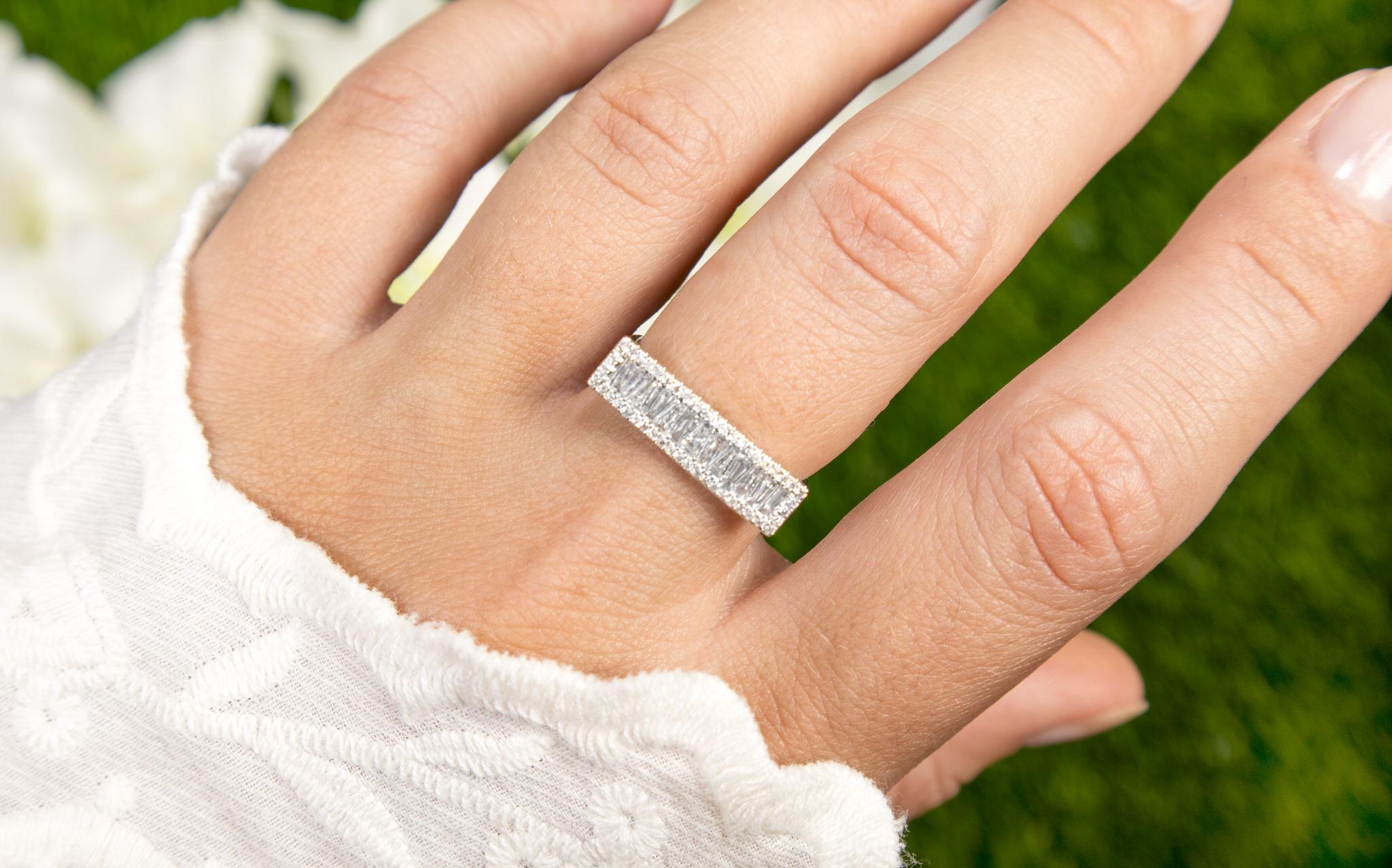 Diamant-Cocktailring mit spitz zulaufenden Baguetten (Zeitgenössisch) im Angebot