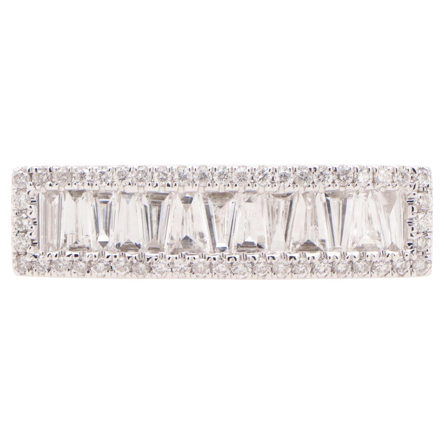 Diamant-Cocktailring mit spitz zulaufenden Baguetten
