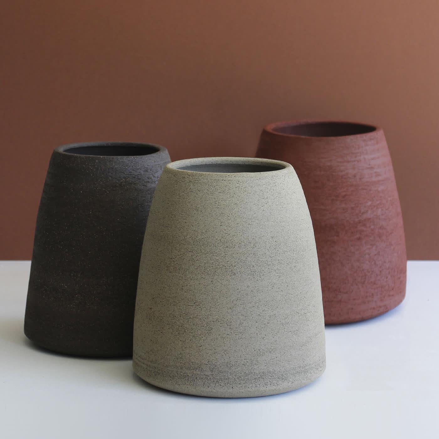 Kegelförmige dekorative Vase in Carbon-Schwarz (21. Jahrhundert und zeitgenössisch) im Angebot