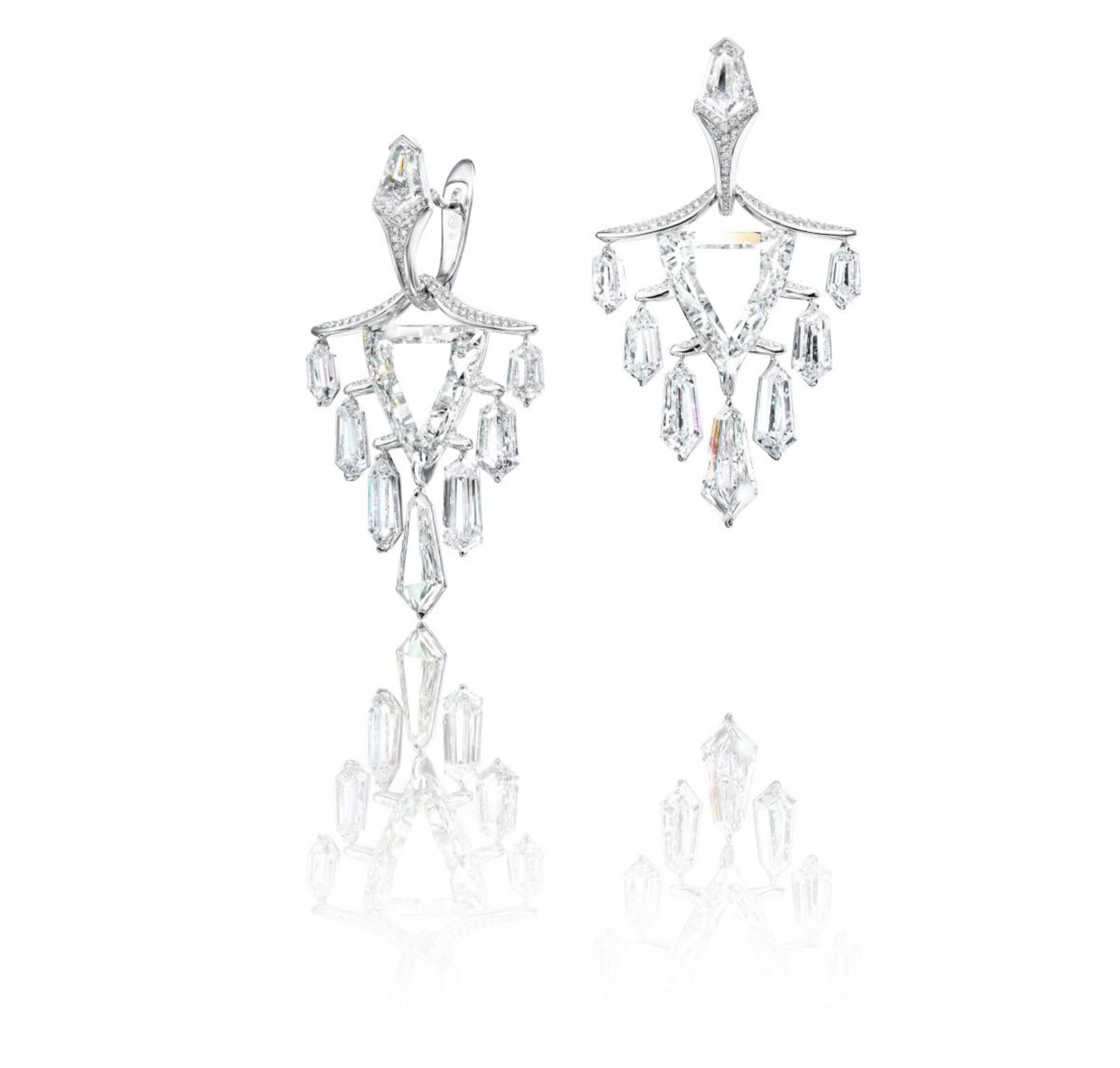 Tapered Chandelier Diamond Earrings in 18k White Gold, Shield-Cut Design (Baguetteschliff) im Angebot