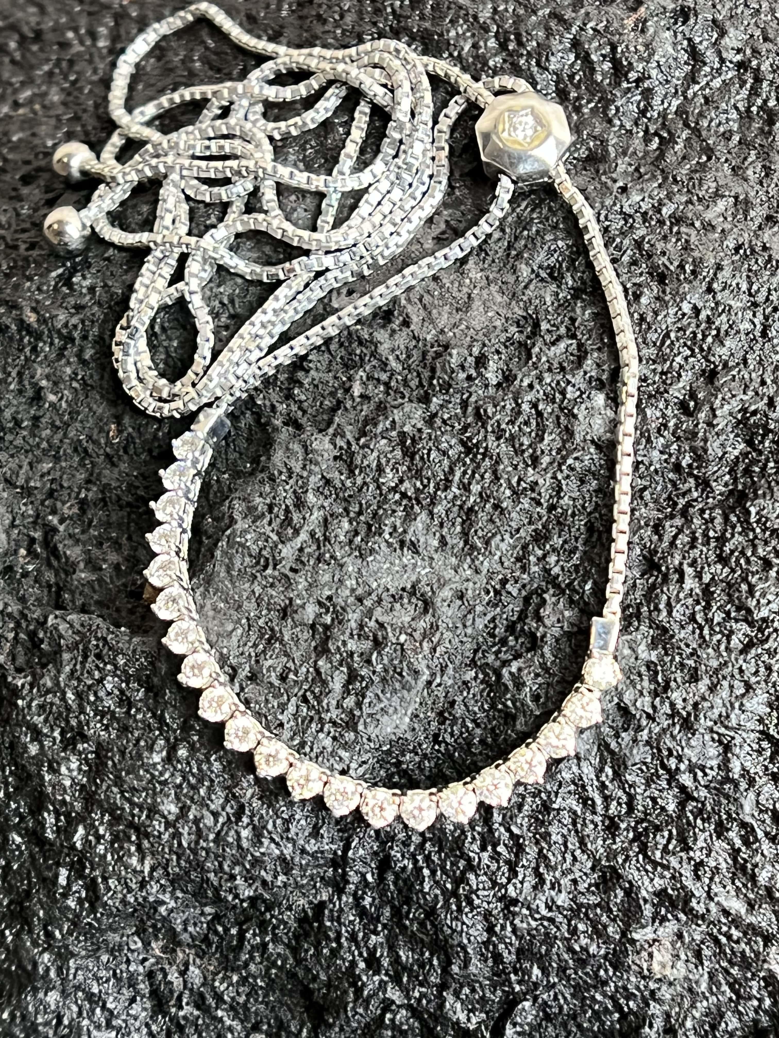Elegante e versatile, questo girocollo regolabile presenta 23 radiosi diamanti rotondi incastonati in oro bianco 14k. Progettato per garantire eleganza e comfort, aggiunge senza sforzo un tocco di brillantezza a qualsiasi look, sia di giorno che di