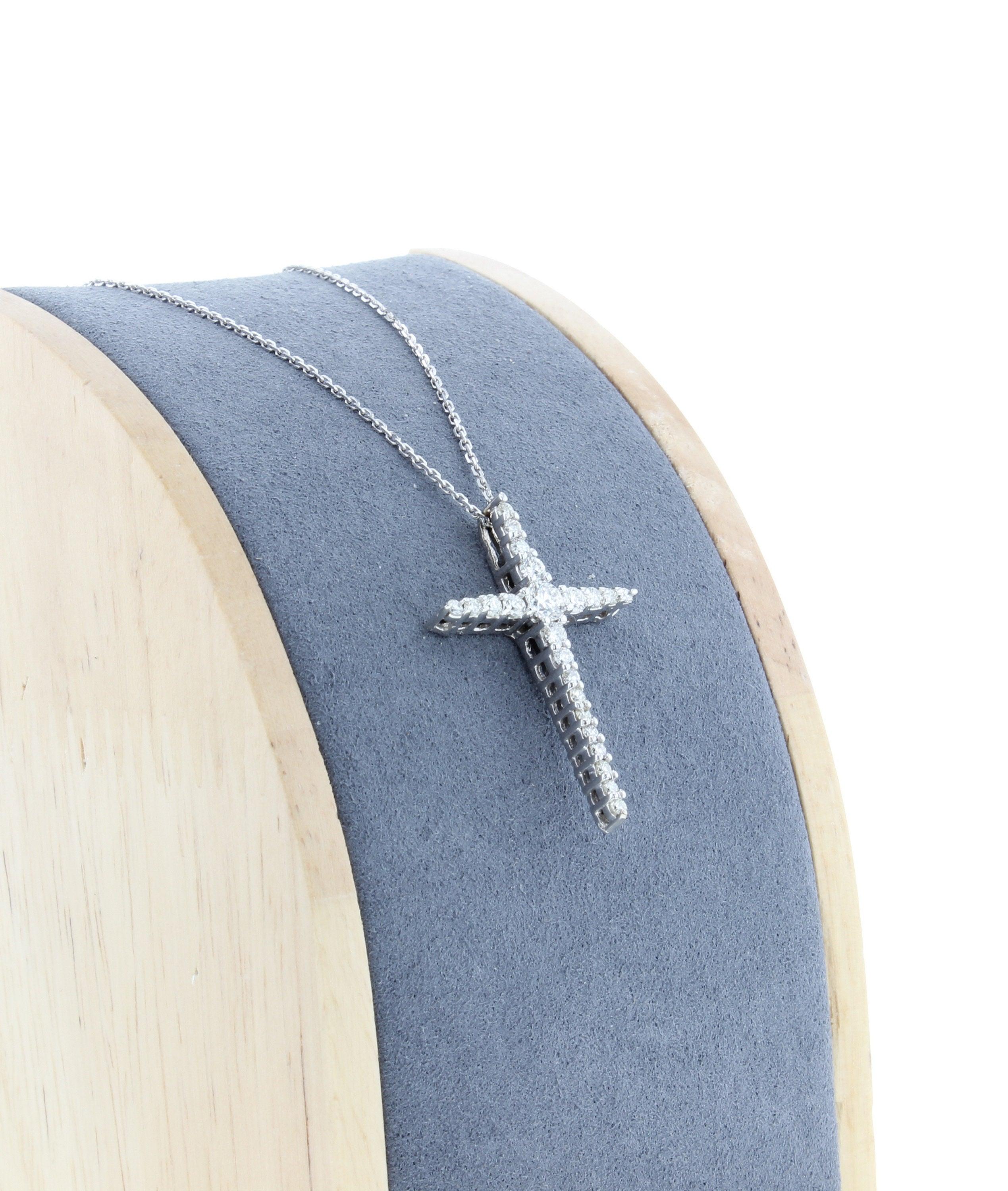 Taille ronde Pendentif croix en diamant effilé .86cttw or blanc 14k en vente