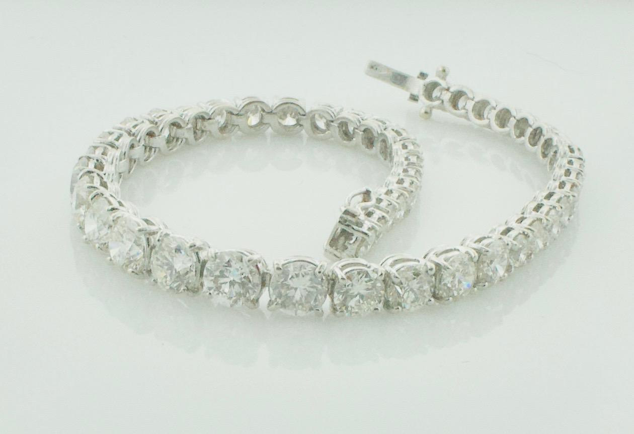 Tapered Diamond Tennis Bracelet in 18k White Gold 9.75 Carats For Sale 6