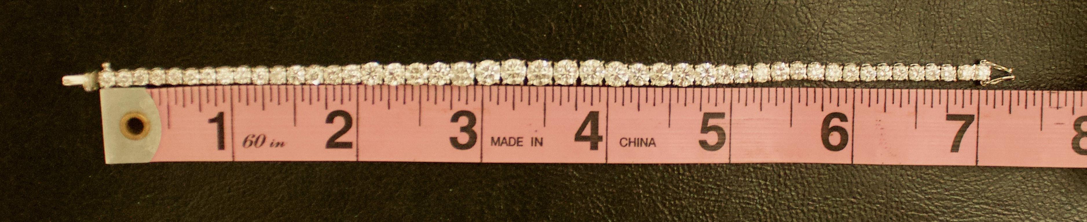 Verjüngtes Diamant-Tennisarmband aus 18 Karat Weißgold mit 9,75 Karat im Angebot 9