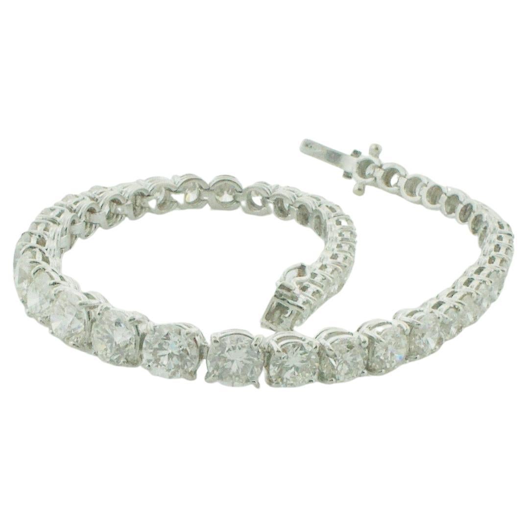 Tapered Diamond Tennis Bracelet in 18k White Gold 9.75 Carats For Sale