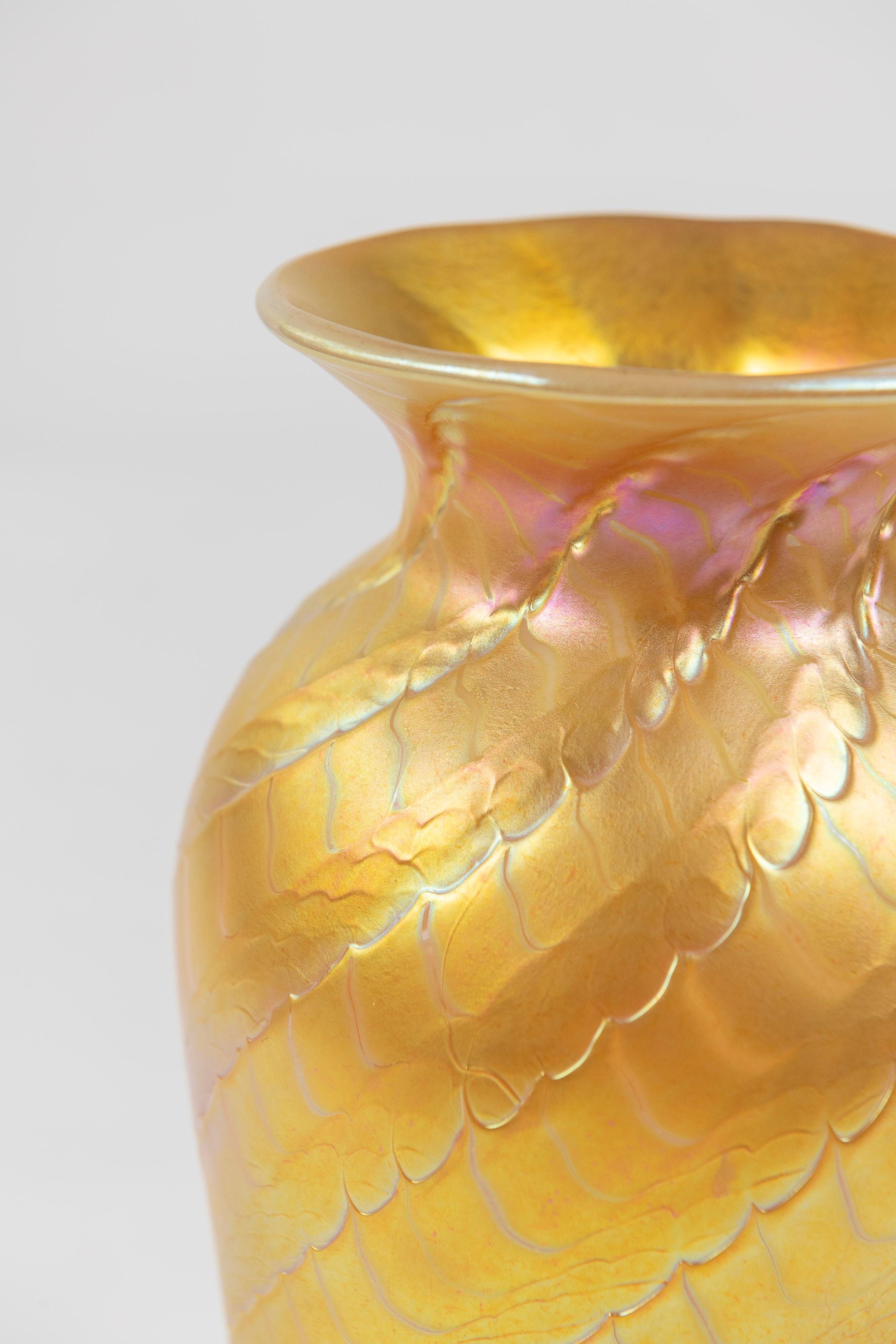Tapered Gold Aurene Art Glass Vase, Lundberg Studios, California, Signed In Good Condition For Sale In San Francisco, CA