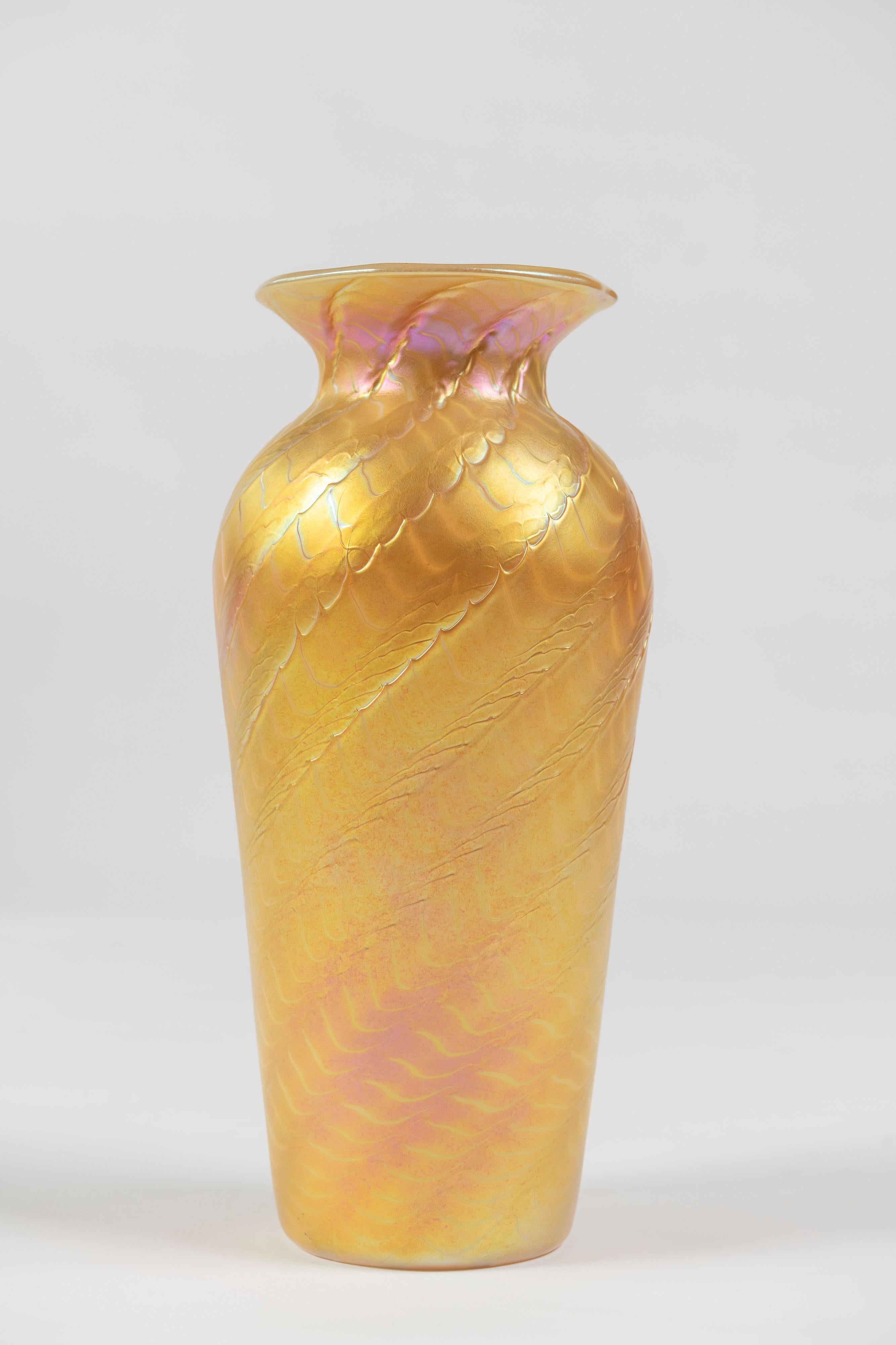Verre d'art Vase en verre d'art Aurene effilé doré, Lundberg Studios, Californie, signé en vente