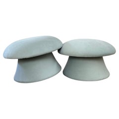 Pouf Mushroom effilé en velours bleu pâle