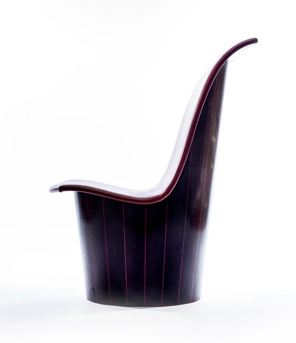 Michael Hurwitz
Ovaler Stuhl mit konischer Form, 2019
Wenge, Purpleheart-Holz und Leder
40 x 22,5 x 30 Zoll