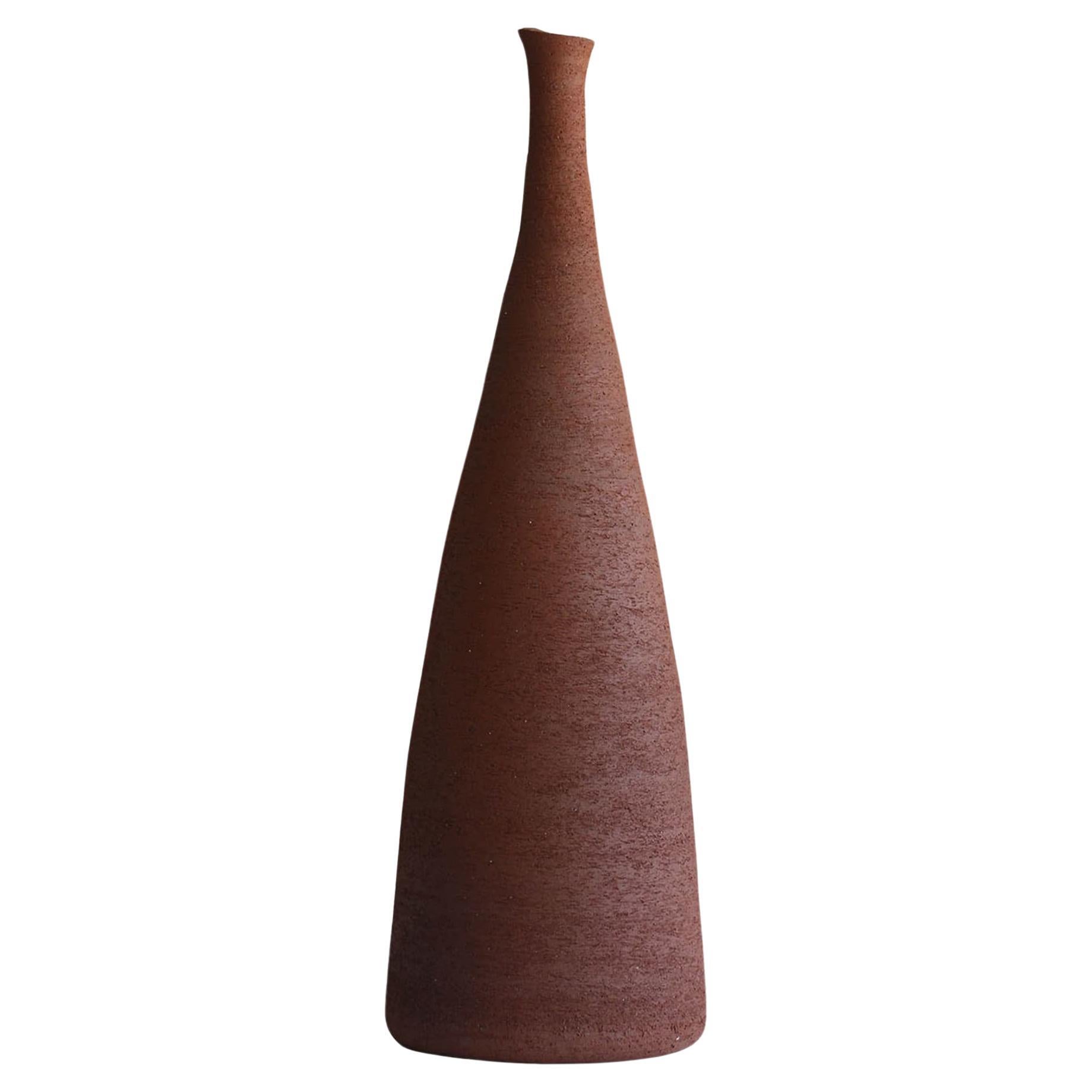 Kegelförmige rote dekorative VaseKegelförmige rote dekorative Vase im Angebot