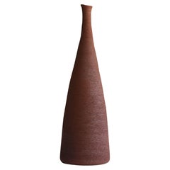 Kegelförmige rote dekorative VaseKegelförmige rote dekorative Vase